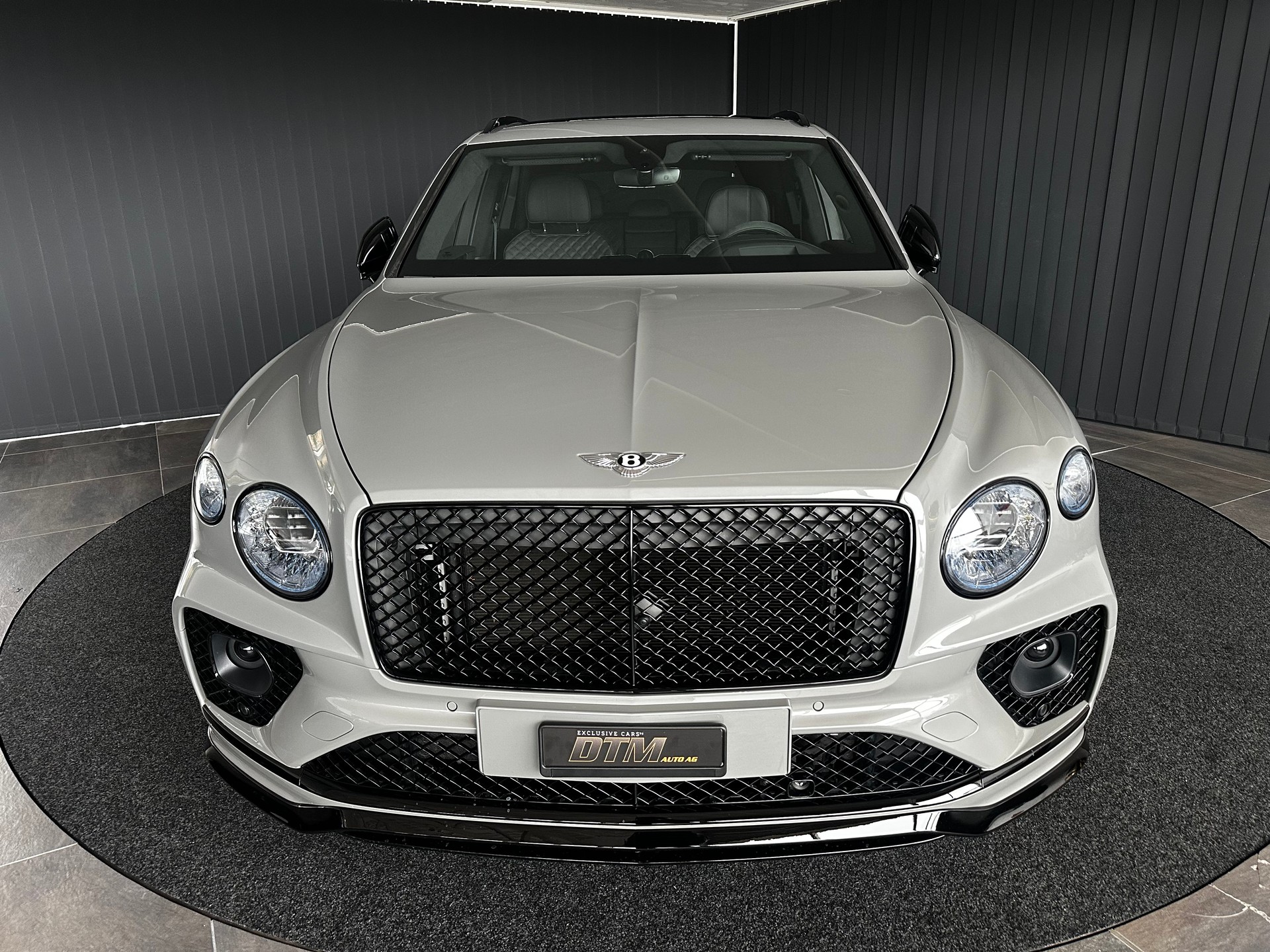 BENTLEY Bentayga S-showroom-element-1