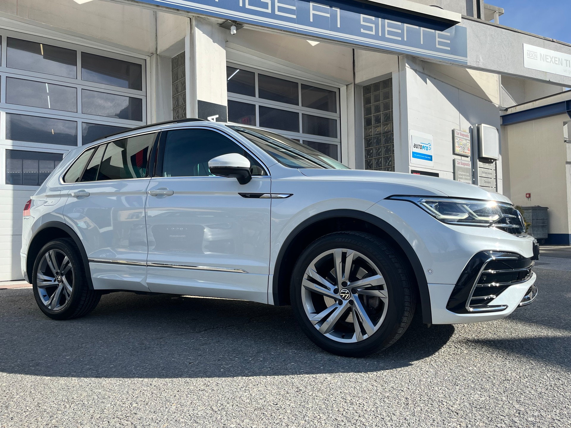 VW Tiguan 2.0 TDI SCR R-Line 4Motion DSG-showroom-element-1