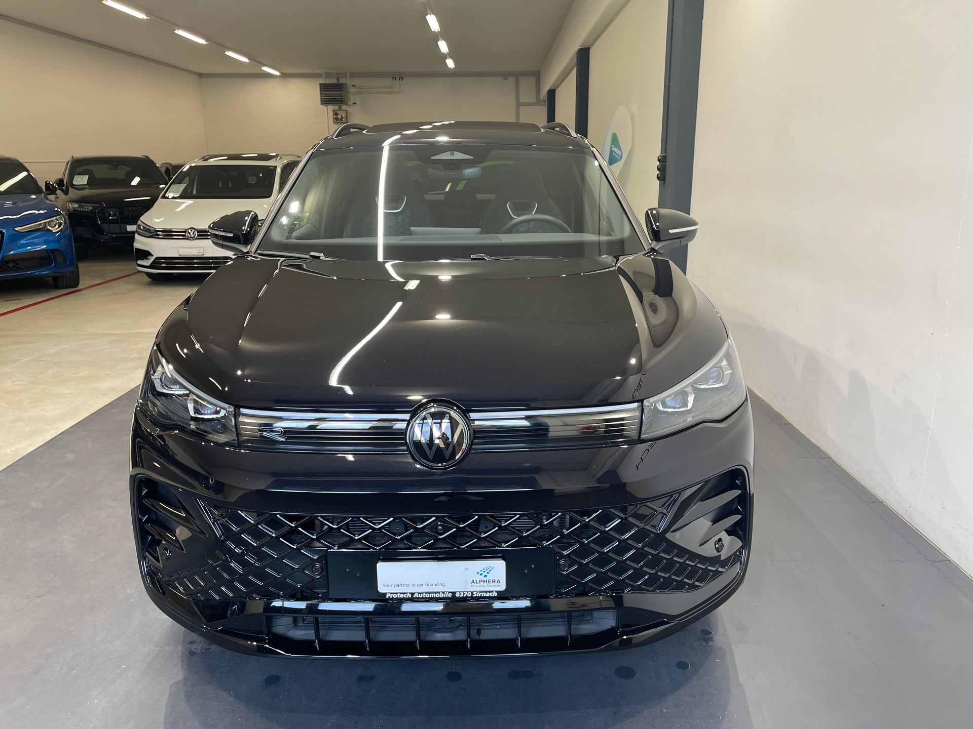 VW Tiguan 2.0 TDI SCR R-Line 4Motion DSG*BLACK-LINE*-showroom-element-1