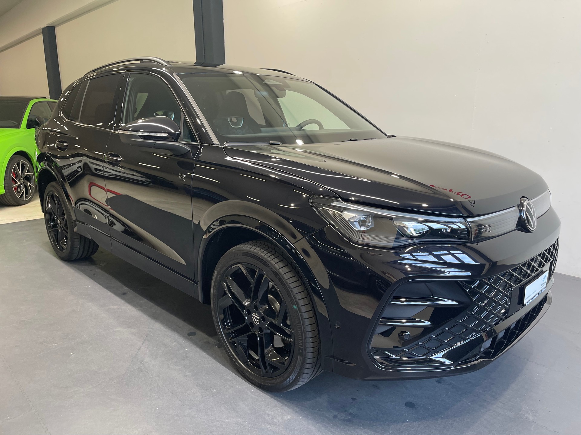 VW Tiguan 2.0 TDI SCR R-Line 4Motion DSG*BLACK-LINE*-showroom-element-3