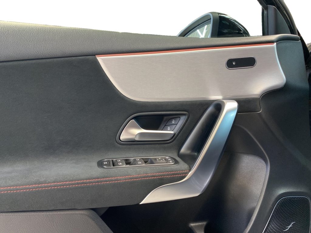 MERCEDES-BENZ A 35 AMG 4Matic-image-9