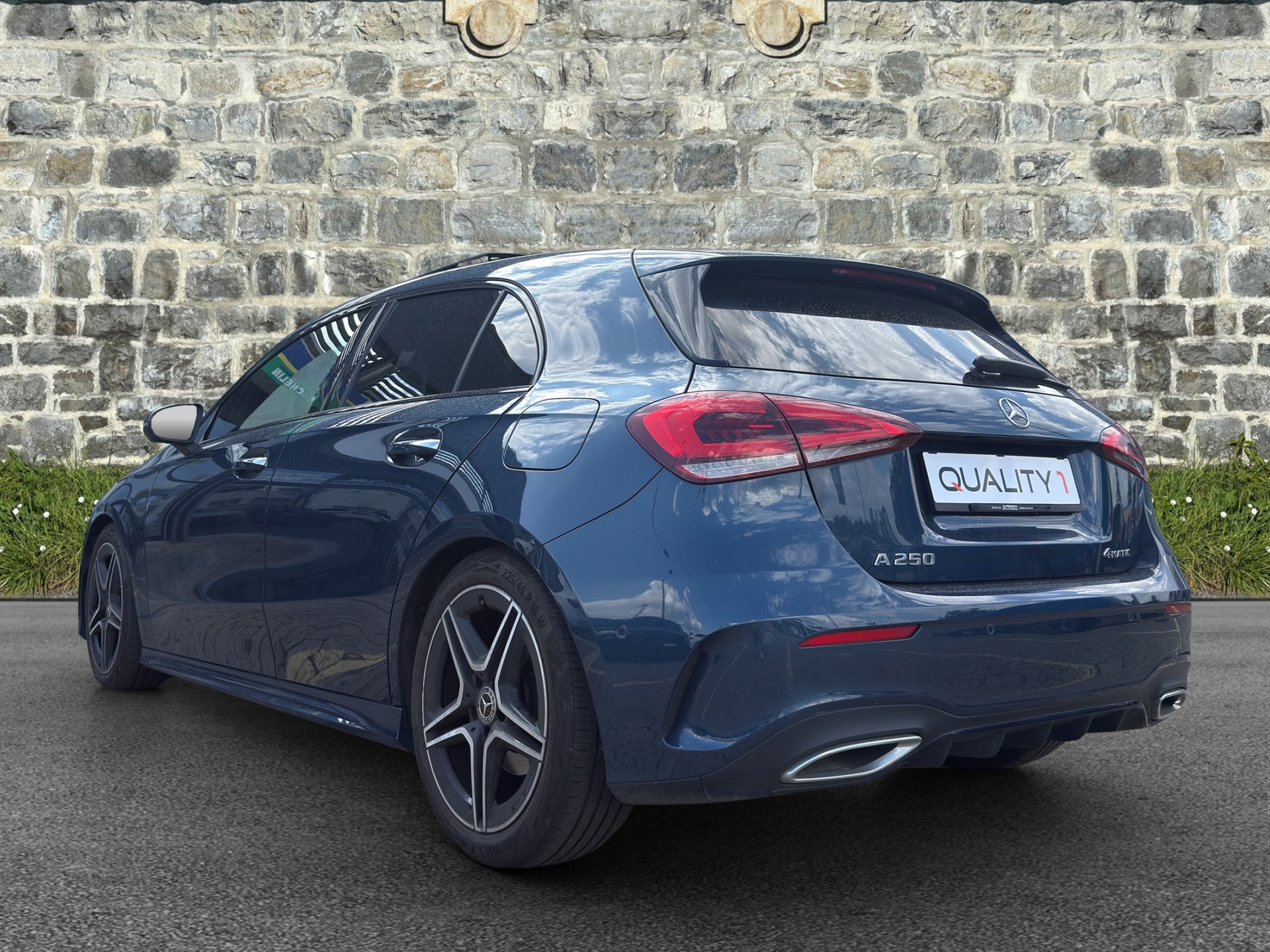 MERCEDES-BENZ A 250 4Matic AMG Line 4Matic 7G-DCT-showroom-element-3