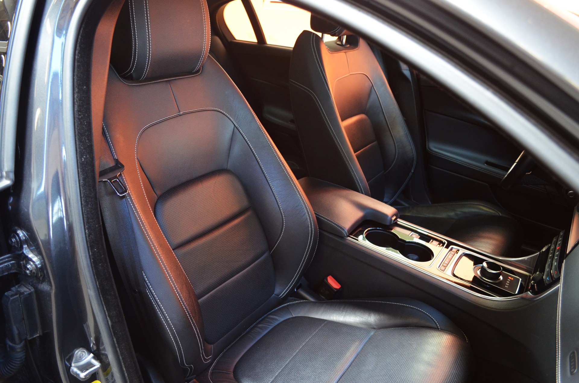JAGUAR XE 20d R-Sport AWD Automat-image-9
