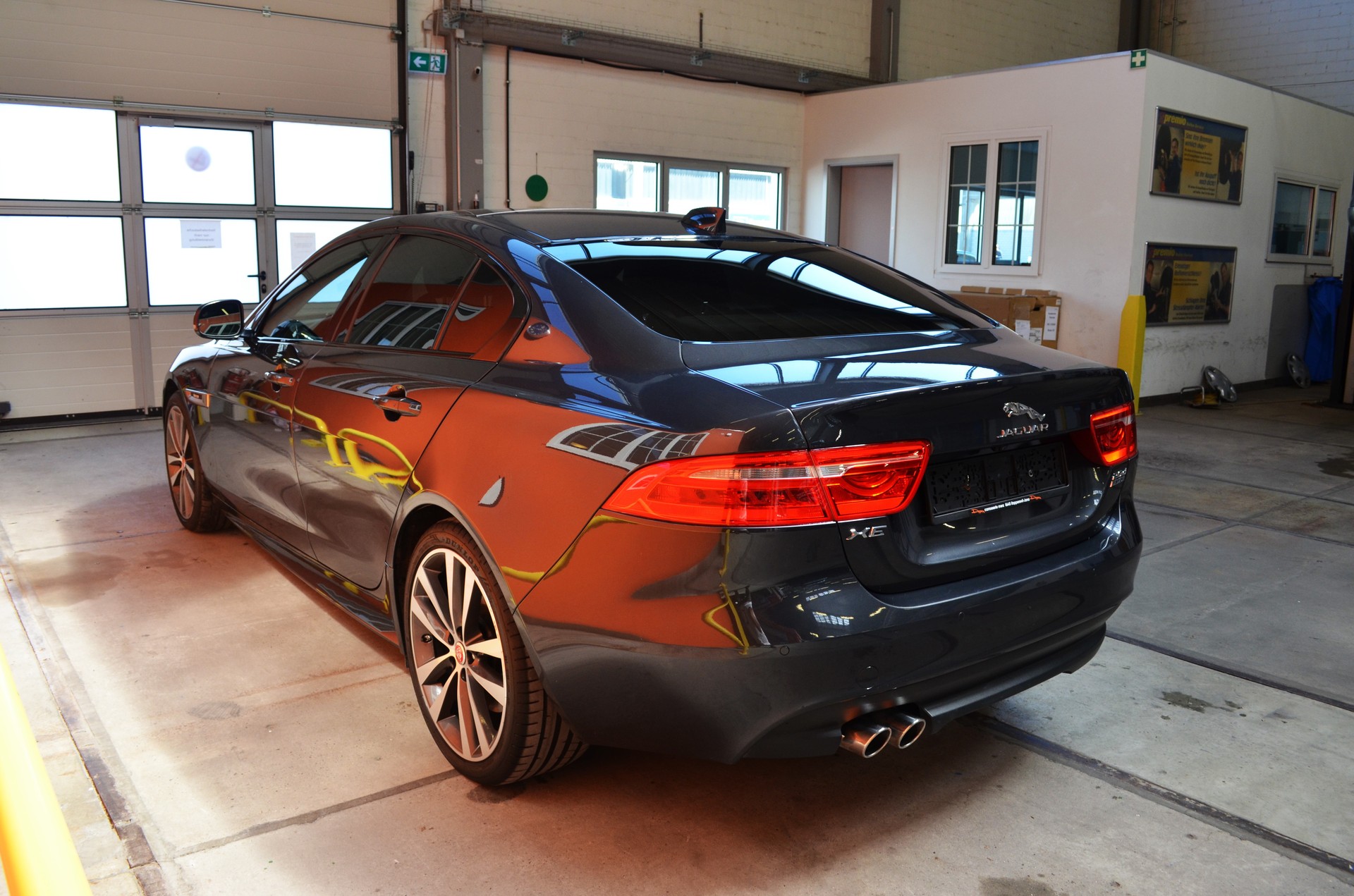 JAGUAR XE 20d R-Sport AWD Automat-image-6