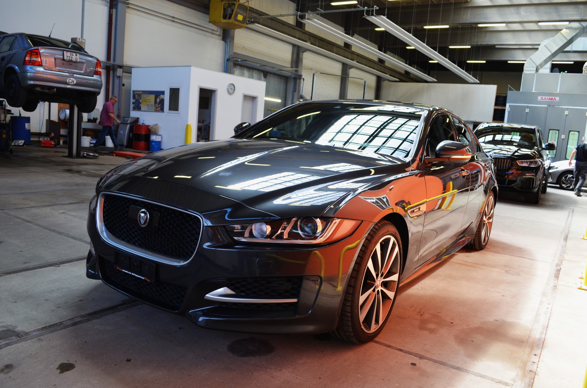 JAGUAR XE 20d R-Sport AWD Automat-image-2