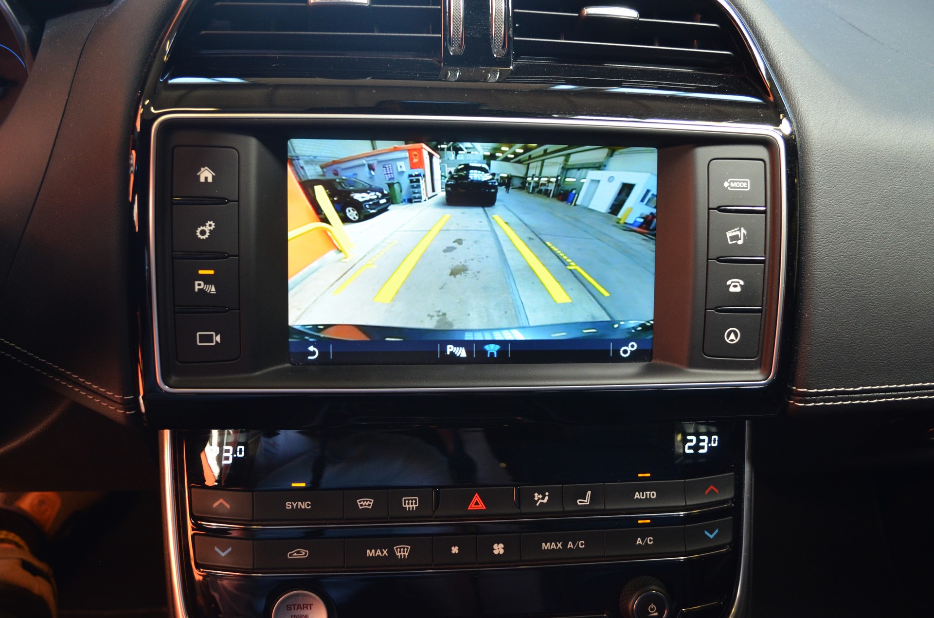 JAGUAR XE 20d R-Sport AWD Automat-image-12