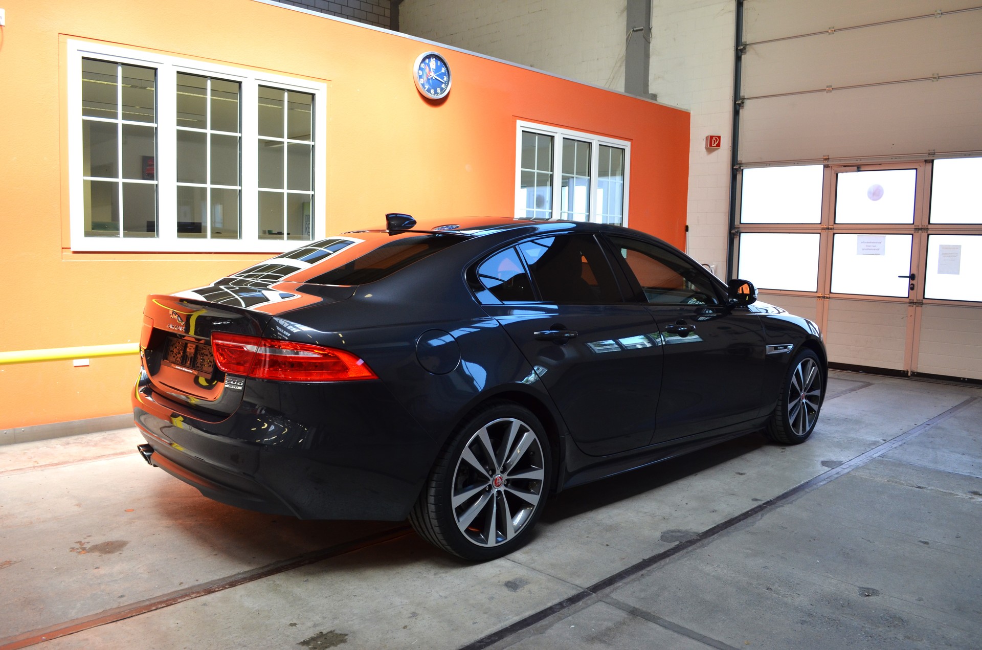 JAGUAR XE 20d R-Sport AWD Automat-image-4