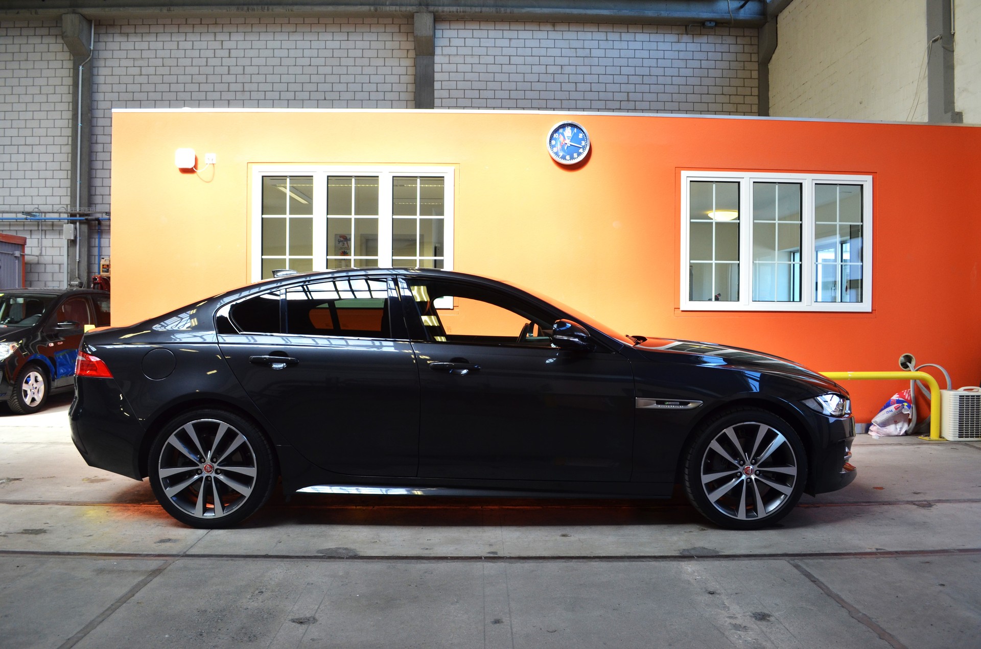 JAGUAR XE 20d R-Sport AWD Automat-image-3