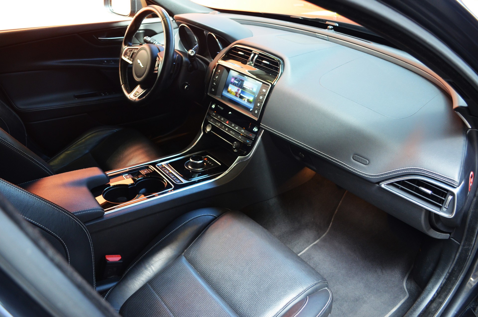 JAGUAR XE 20d R-Sport AWD Automat-image-8