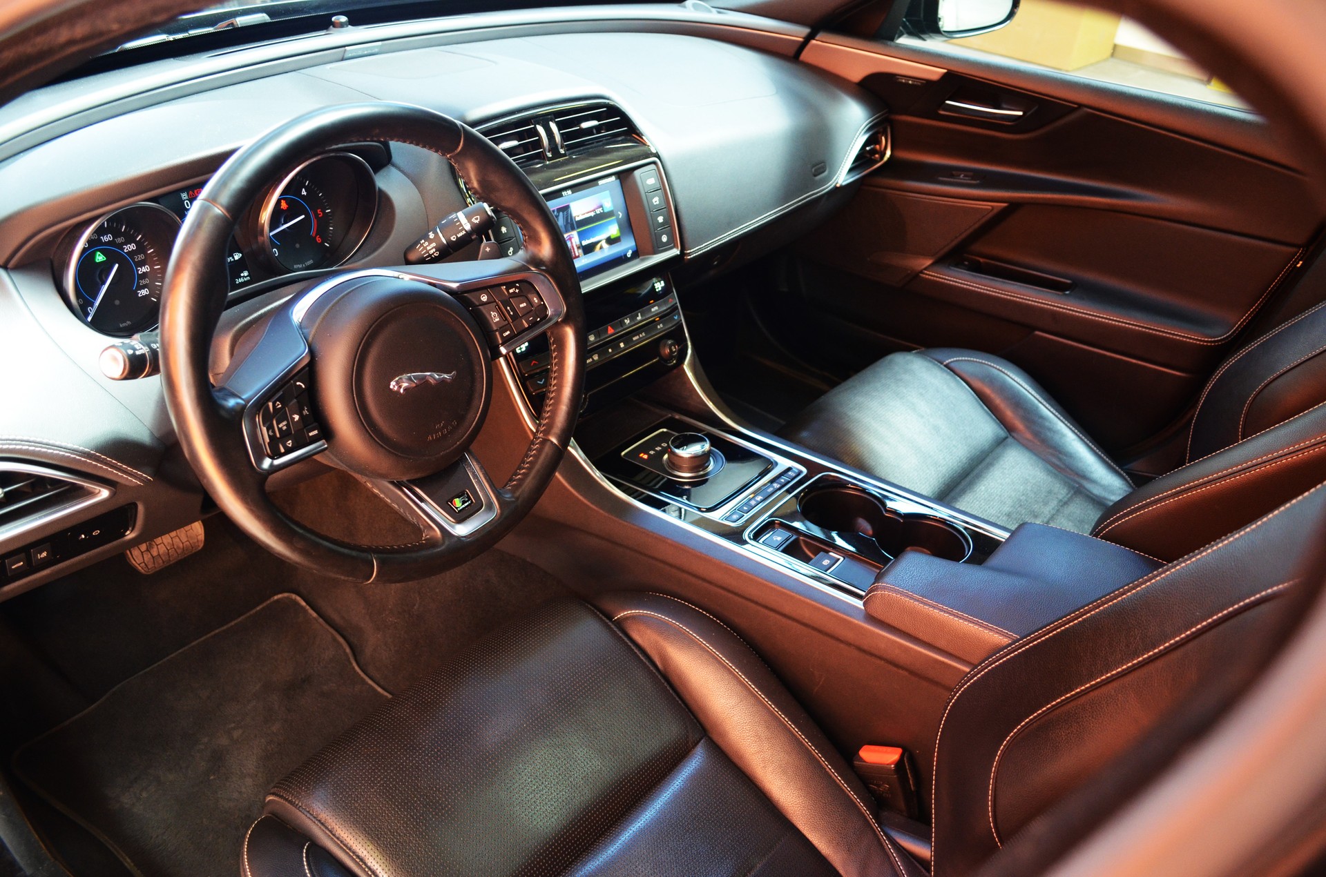JAGUAR XE 20d R-Sport AWD Automat-image-7