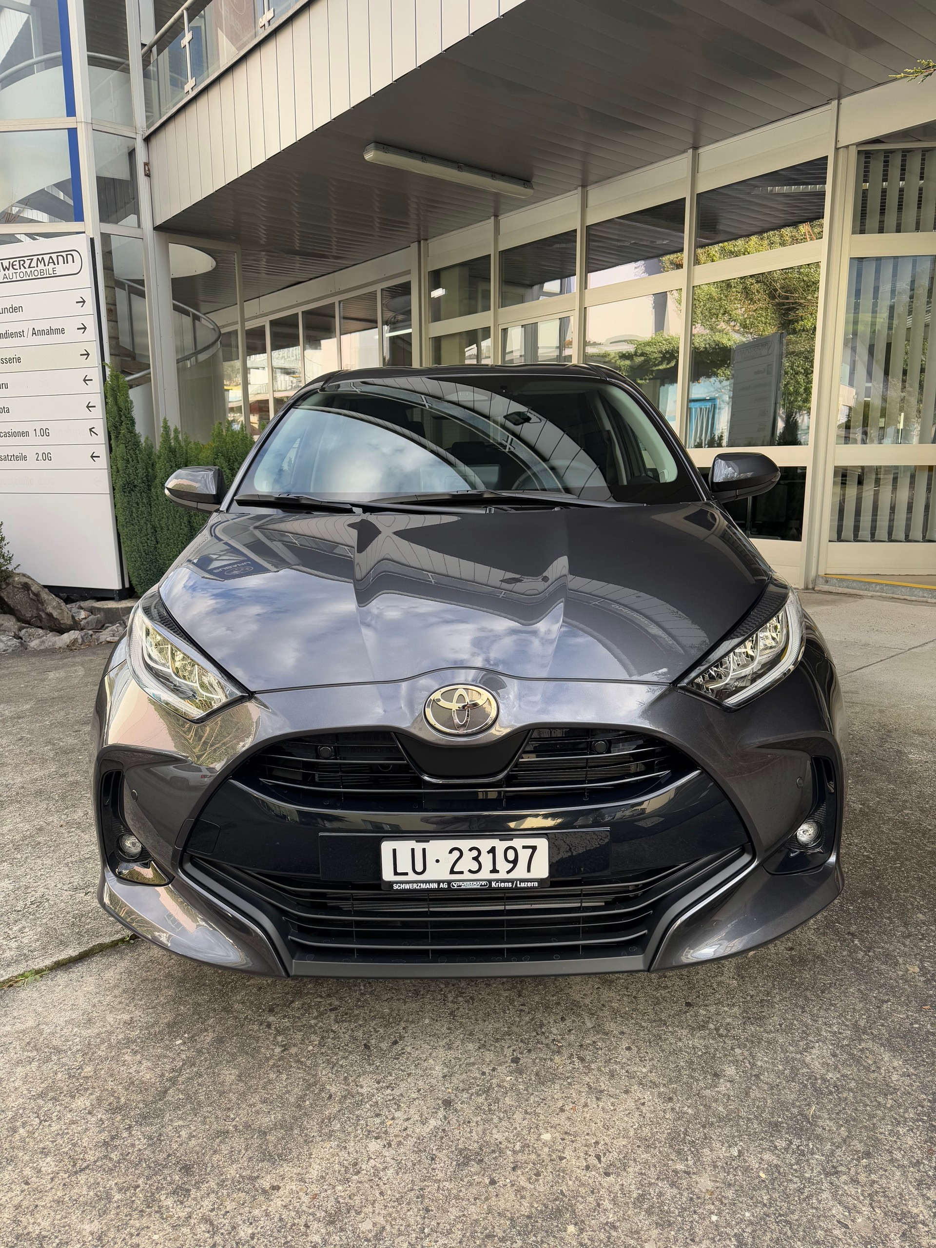 TOYOTA Yaris 1.5 Trend e-CVT-showroom-element-1