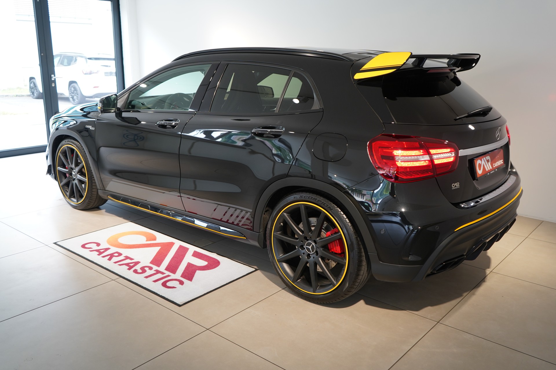 MERCEDES-BENZ GLA 45 AMG Yellow Ed.4Mat-showroom-element-2