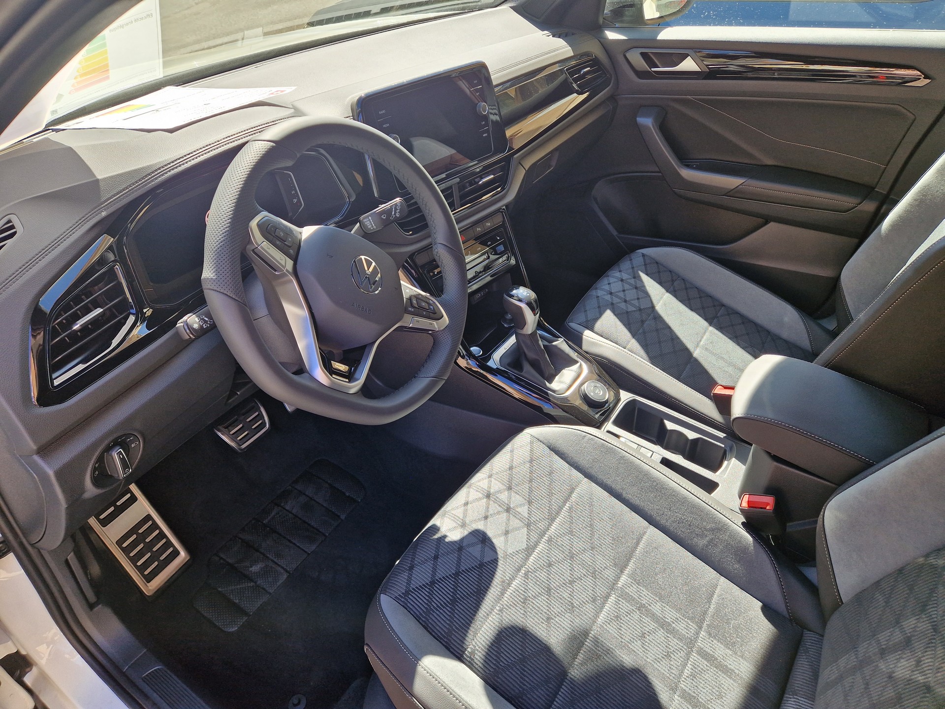 VW T-Roc 2.0 TSI R-Line DSG 4Motion-image-2