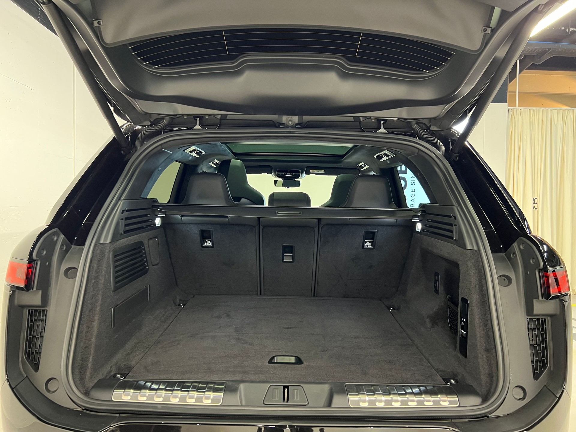 LAND ROVER Range Rover Sport 4.4 V8 SV Edition One-image-11