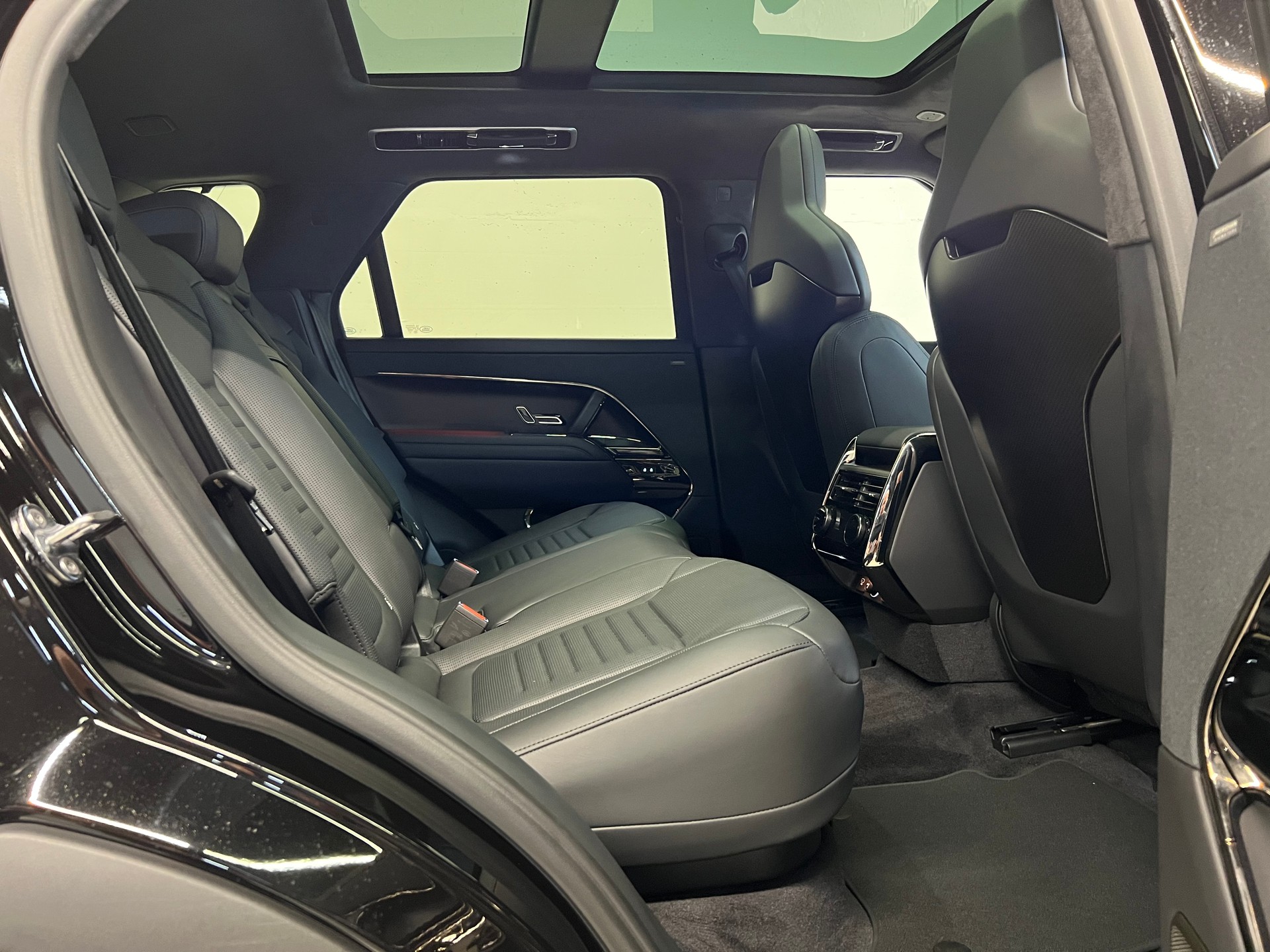 LAND ROVER Range Rover Sport 4.4 V8 SV Edition One-image-6