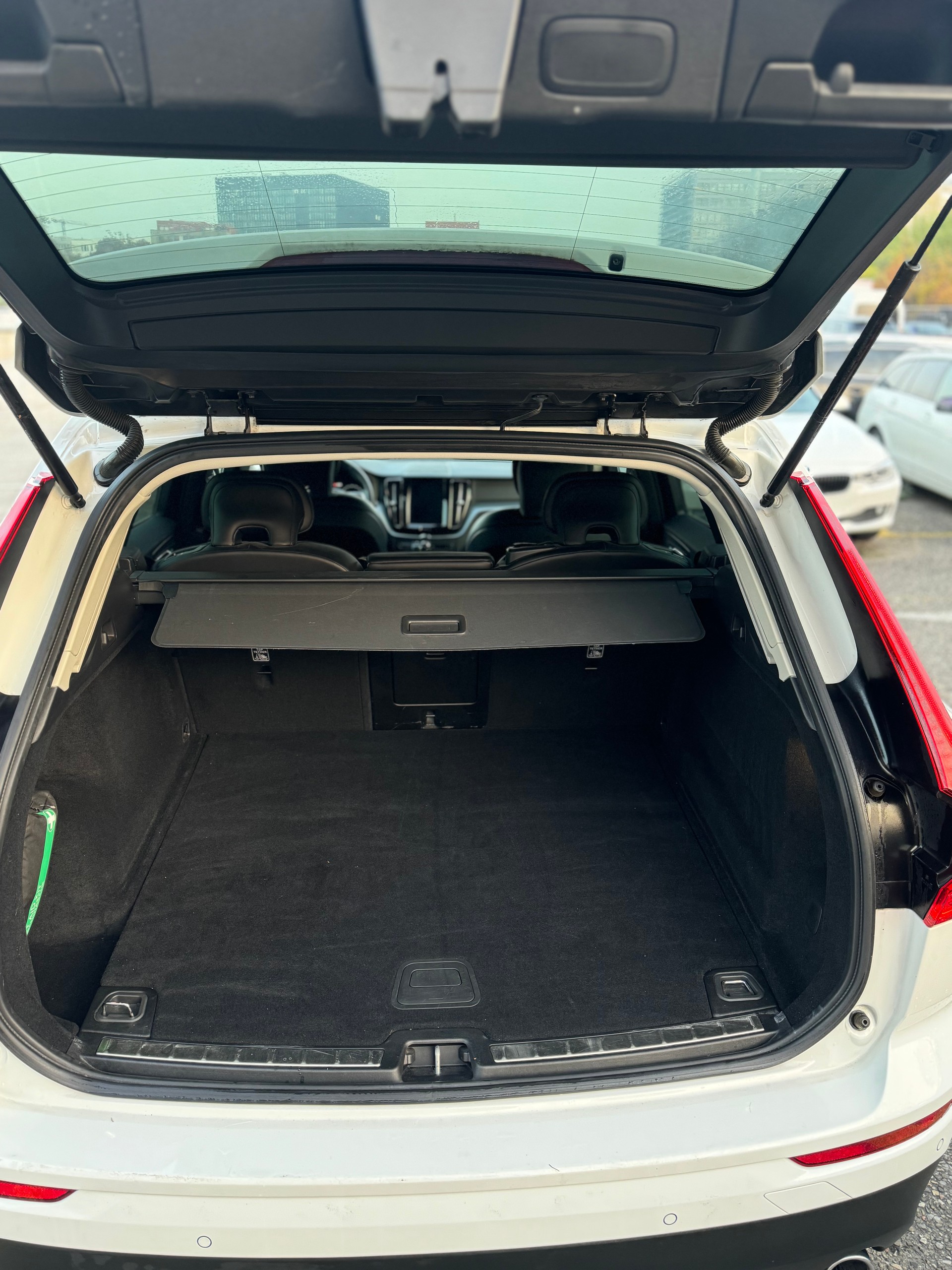 VOLVO XC60 D4 AWD R-Design Geartronic-image-8
