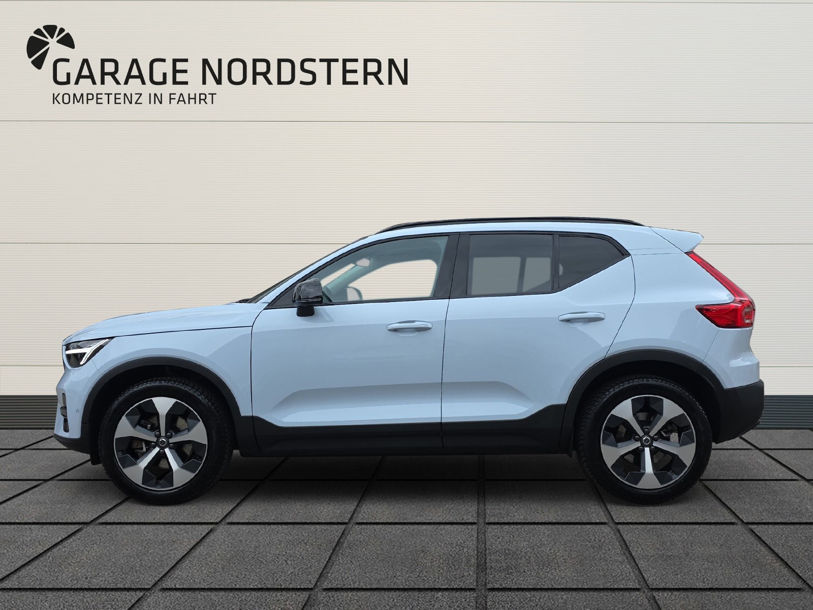 VOLVO XC40 2.0 B4 MH Plus Dark-showroom-element-1