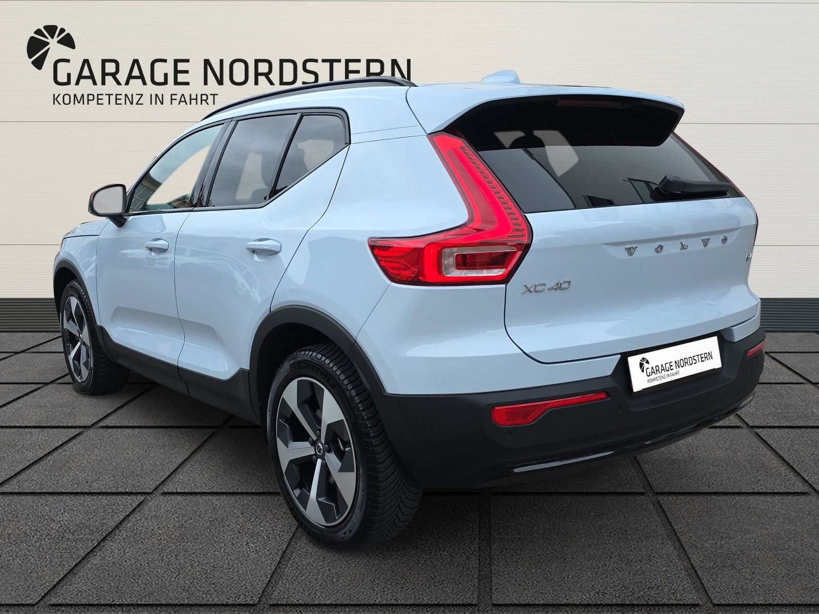 VOLVO XC40 2.0 B4 MH Plus Dark-showroom-element-2
