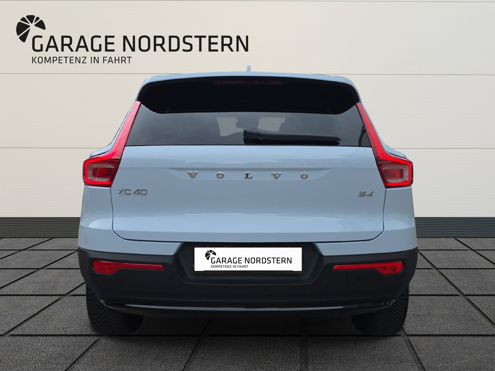 VOLVO XC40 2.0 B4 MH Plus Dark-showroom-element-3