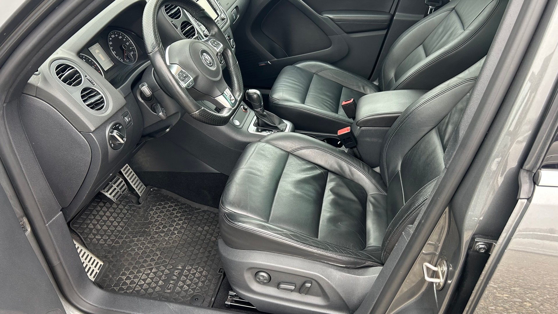 VW Tiguan 2.0 TDI R-Line Design 4Motion DSG-showroom-element-1
