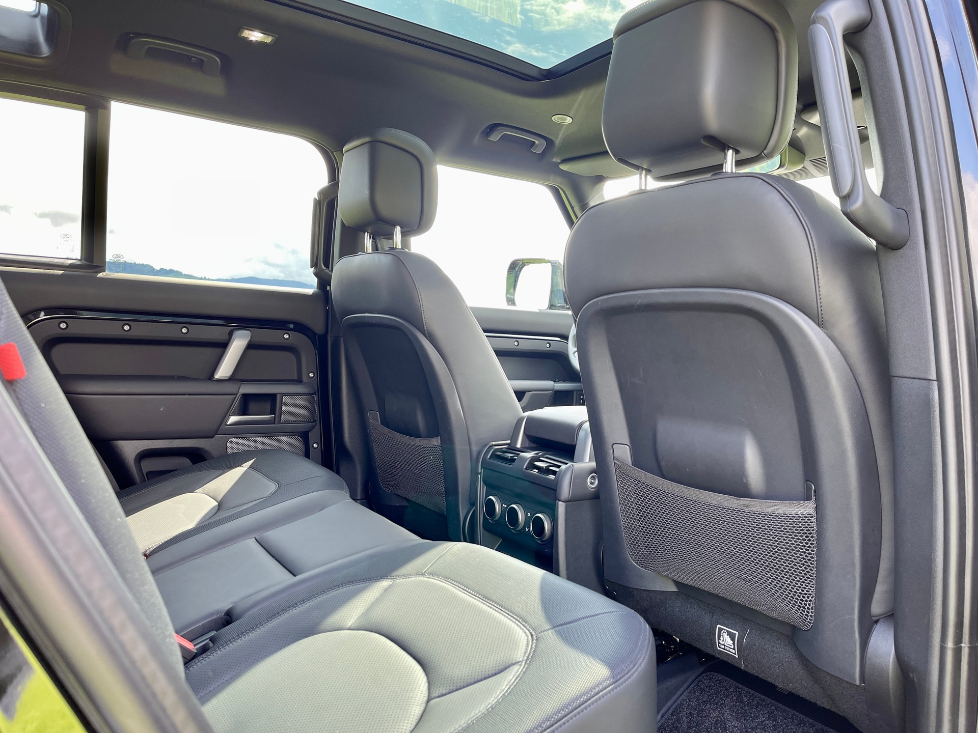 LAND ROVER Defender 110 P400 I6 X 3.0 AT8-image-6
