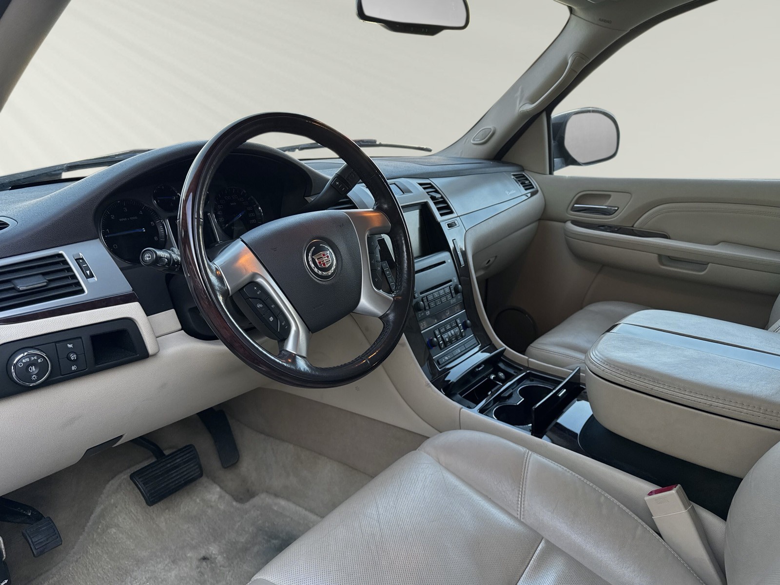 CADILLAC Escalade 6.2 Sport Luxury-showroom-element-3