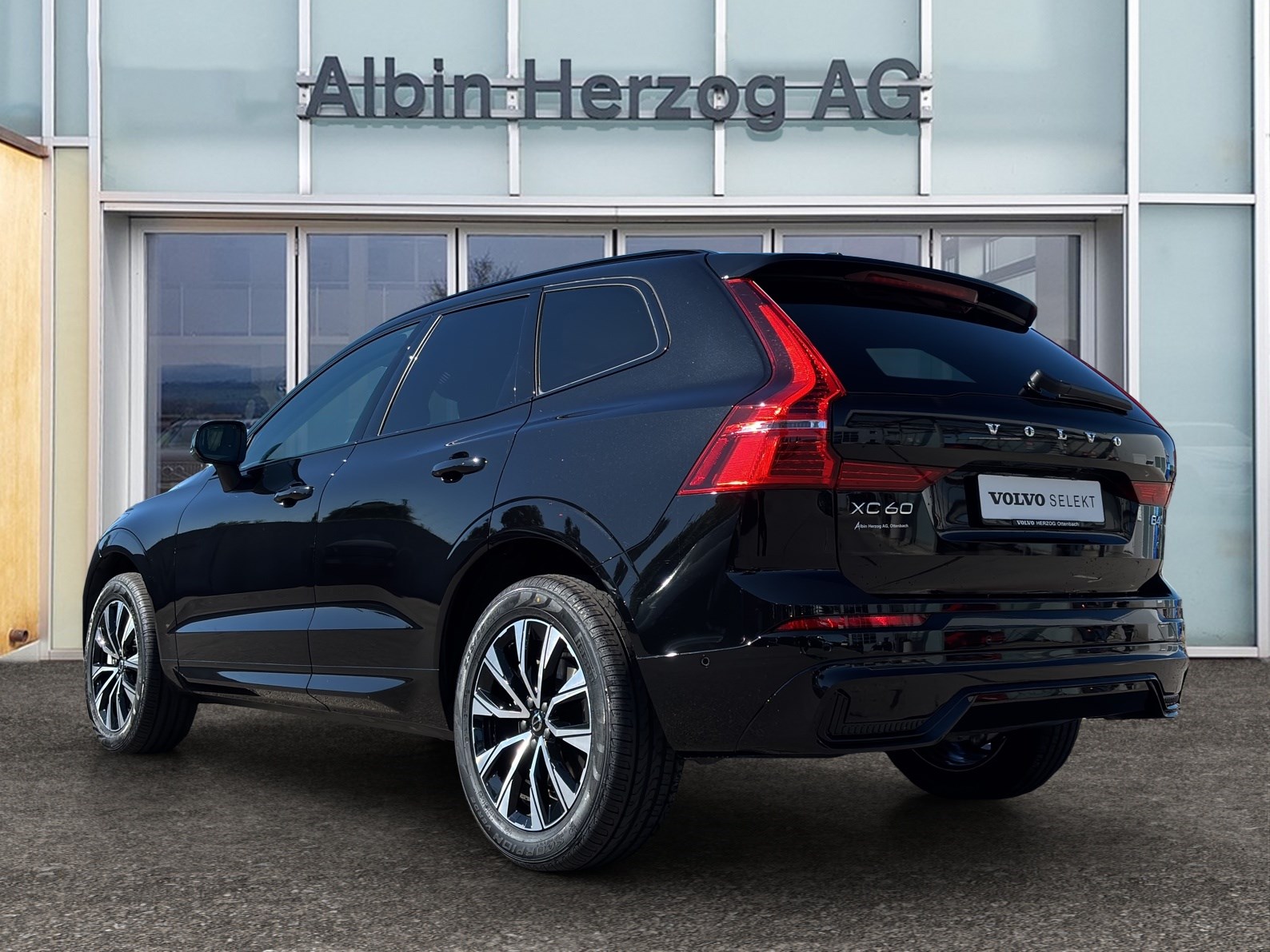 VOLVO XC60 2.0 B4 MH Plus Dark AWD-showroom-element-2
