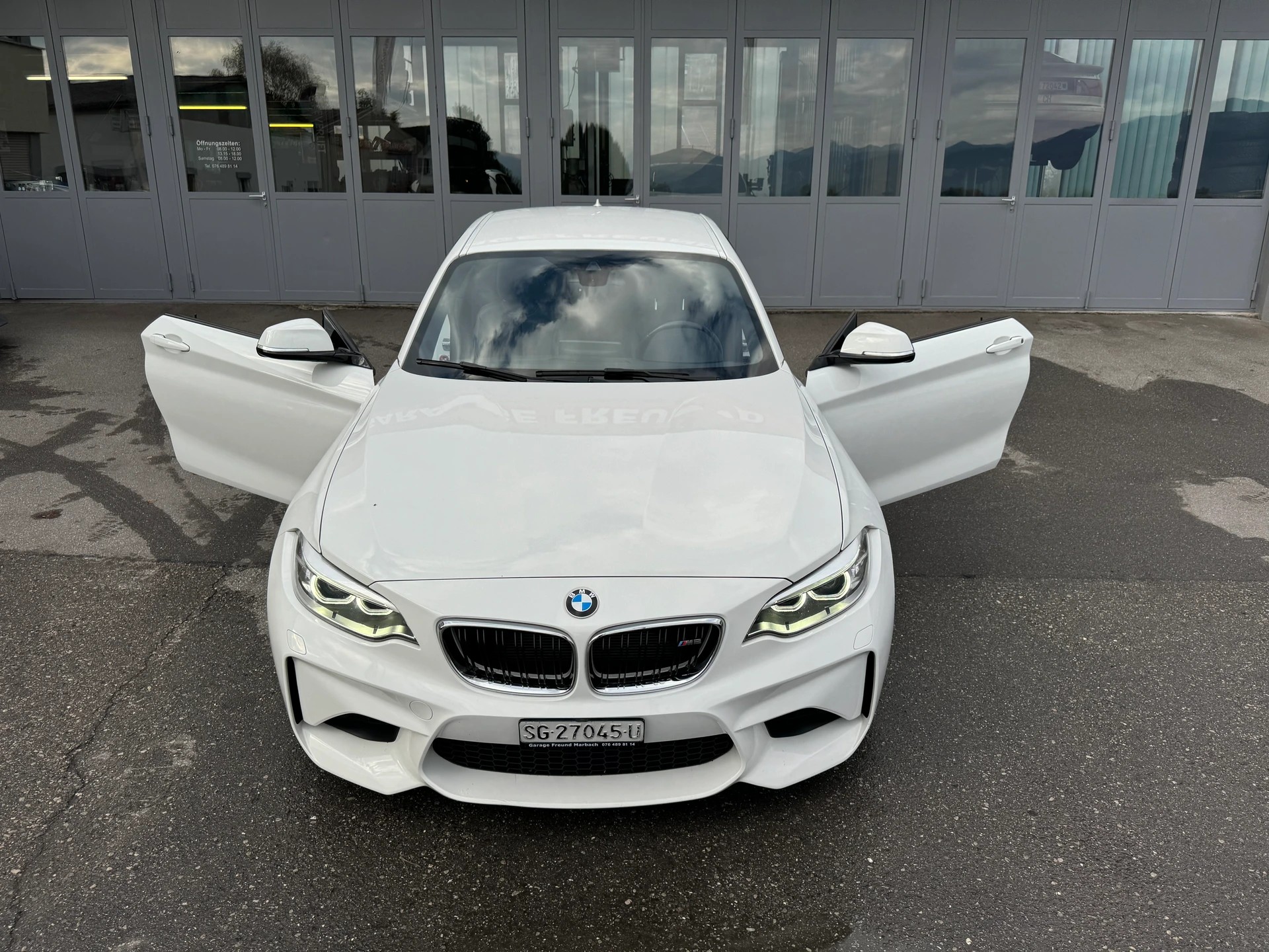 BMW M2-showroom-element-2