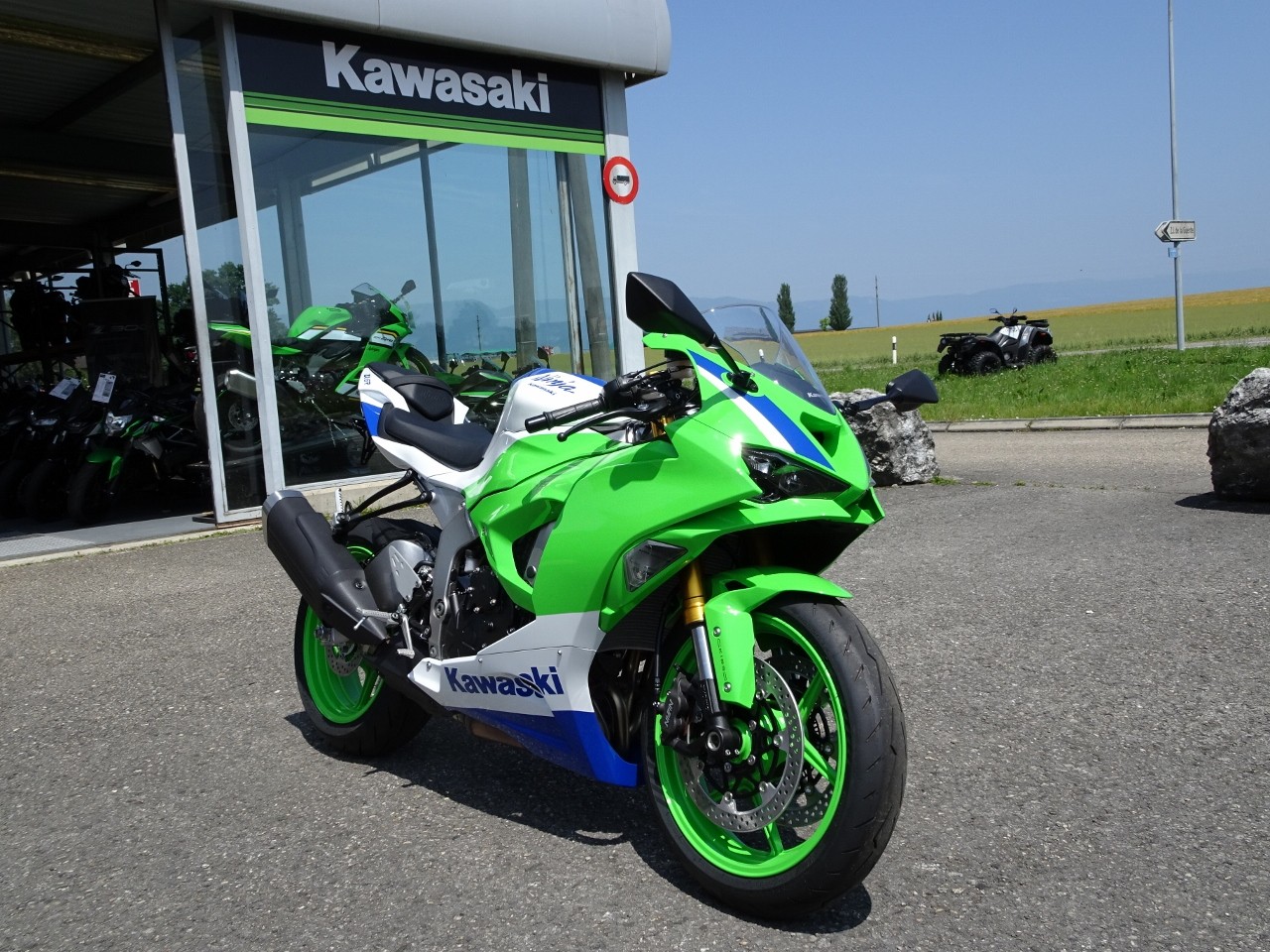 【.N】Kuwahara E.T ×whiz limited Aflevering van deze zes ZX55U-6's en vier G2700 X-tra HD's aan de