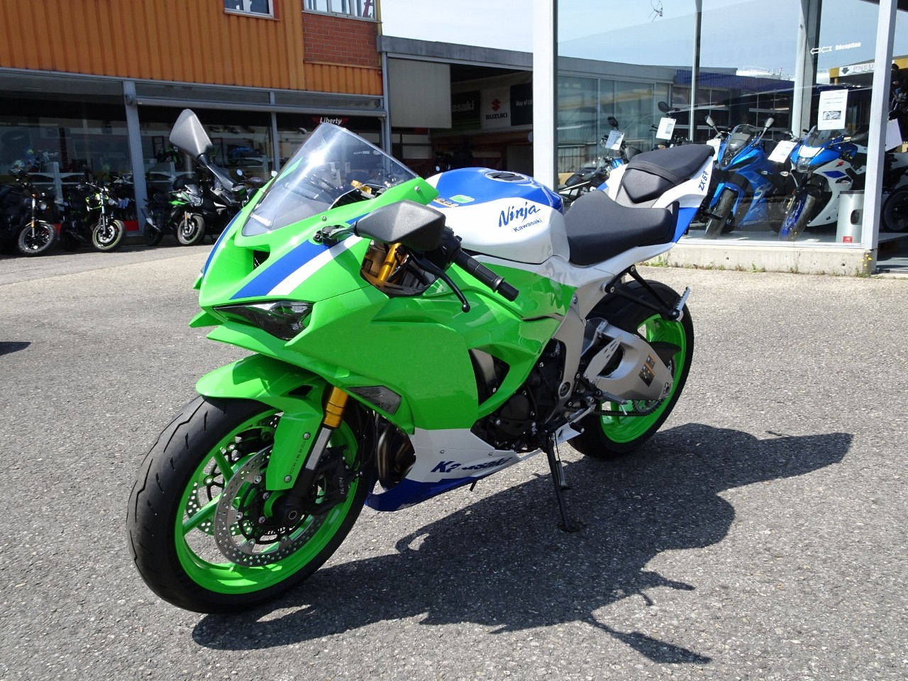 【.N】Kuwahara E.T ×whiz limited Aflevering van deze zes ZX55U-6's en vier G2700 X-tra HD's aan de