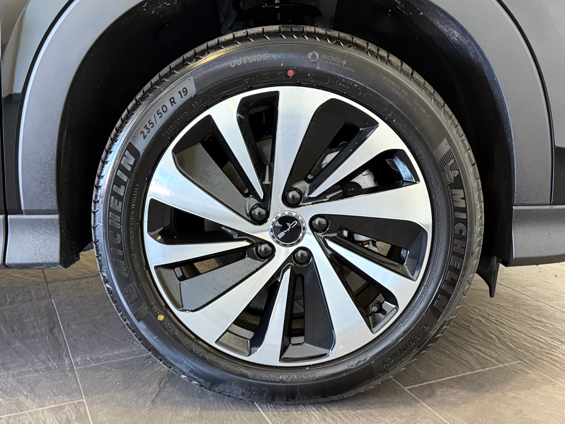 BYD Seal U Design Elektro-showroom-element-3