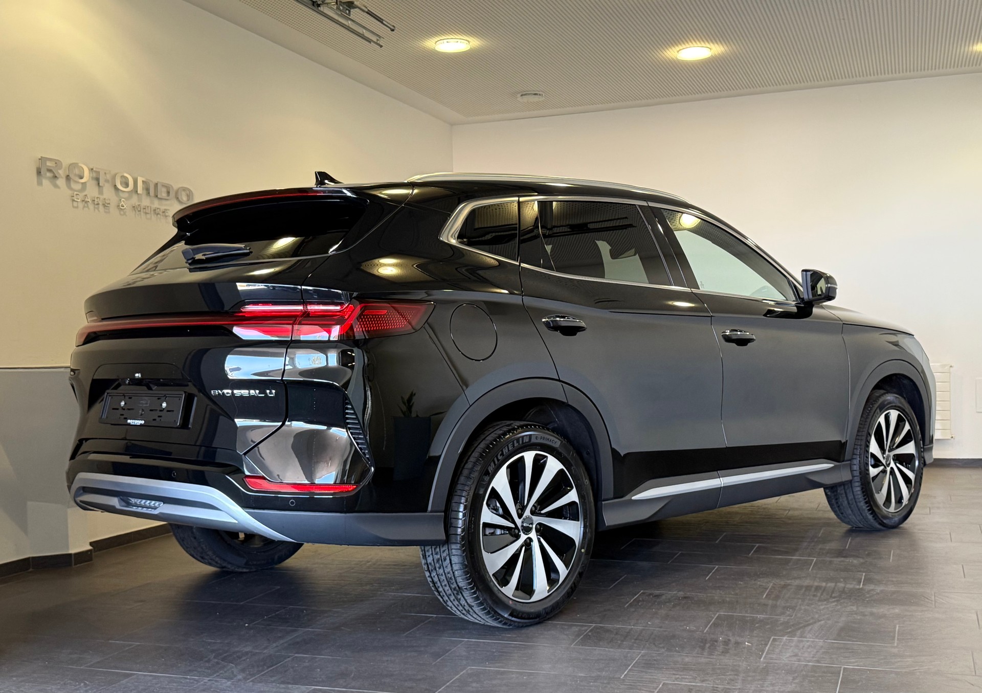 BYD Seal U Design Elektro-showroom-element-1