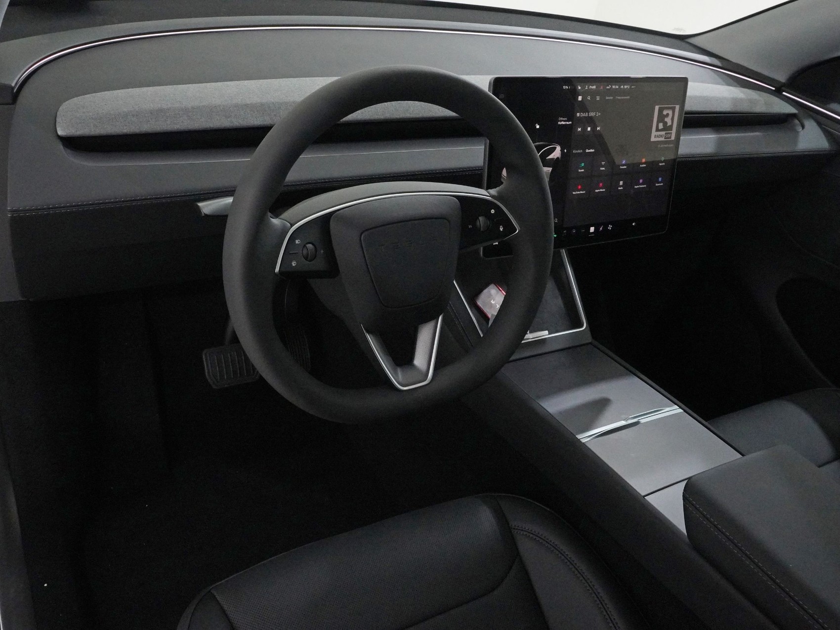 TESLA MODEL Y Long Range AWD-showroom-element-3