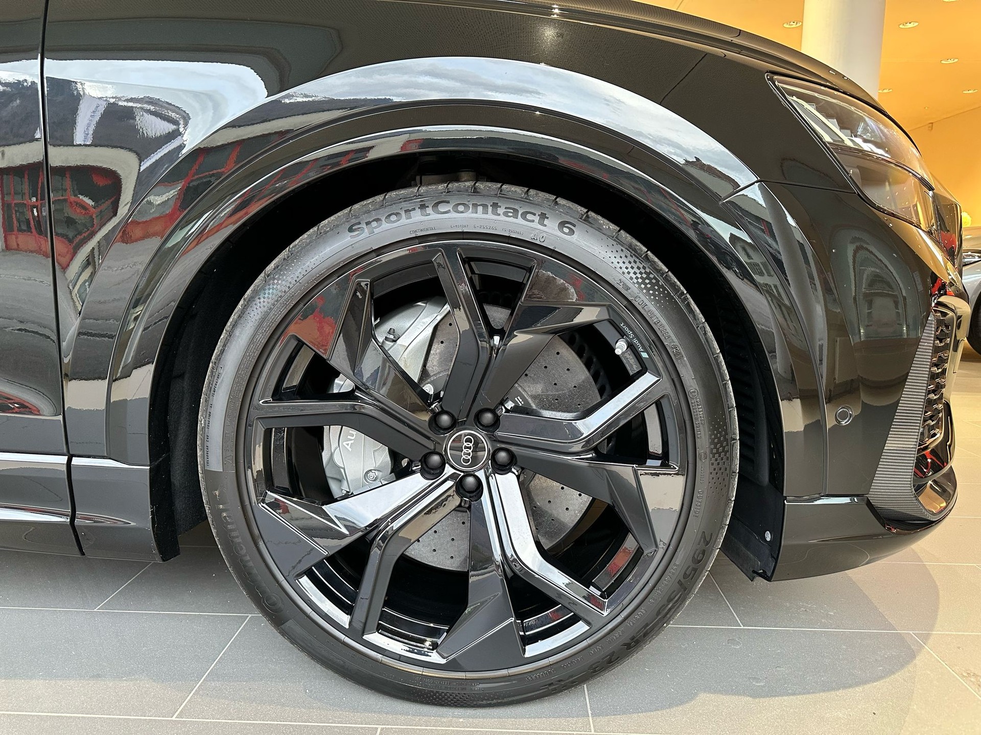 AUDI RSQ8  quattro tiptronic-showroom-element-2