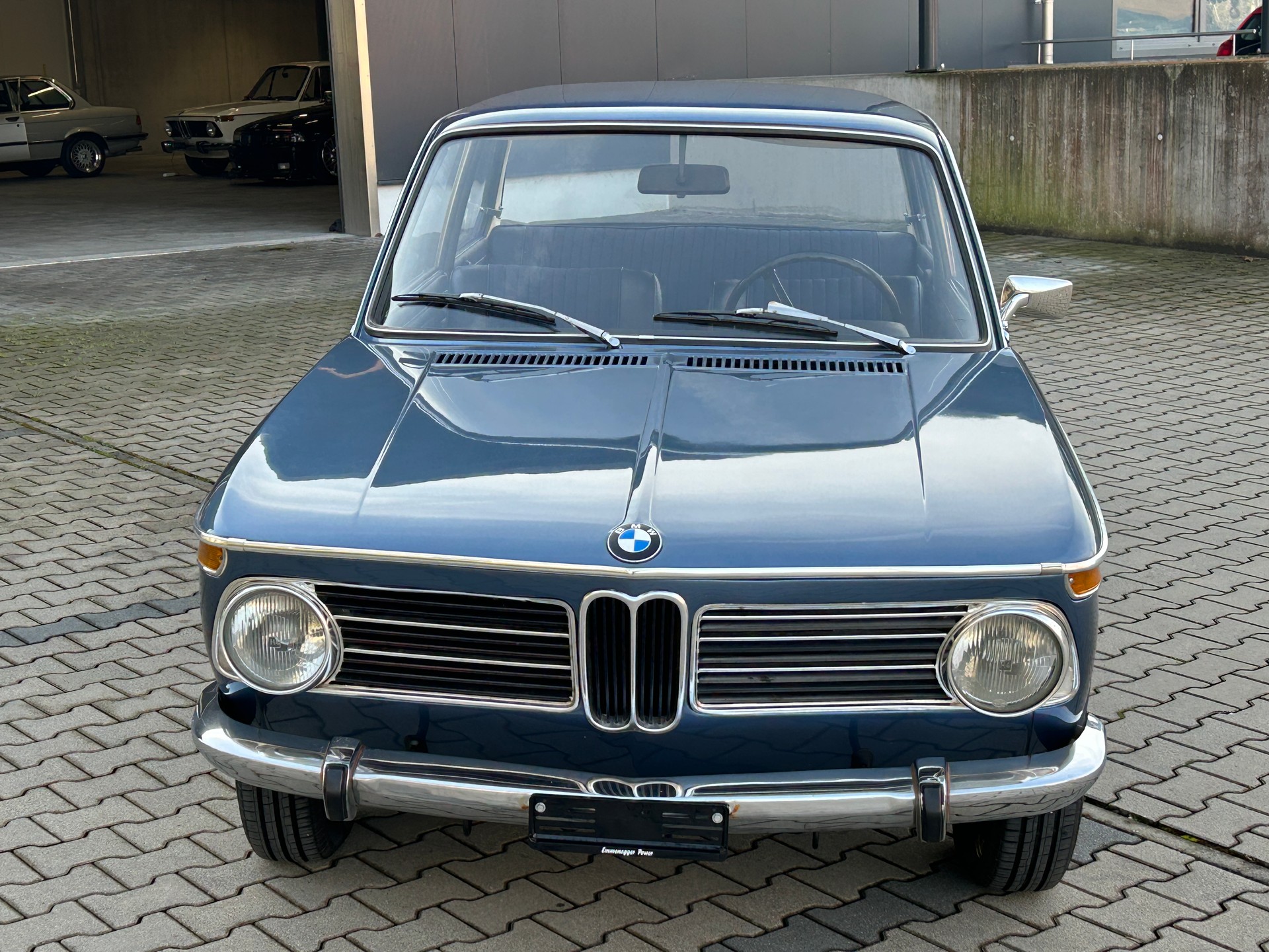 BMW 2002-showroom-element-3