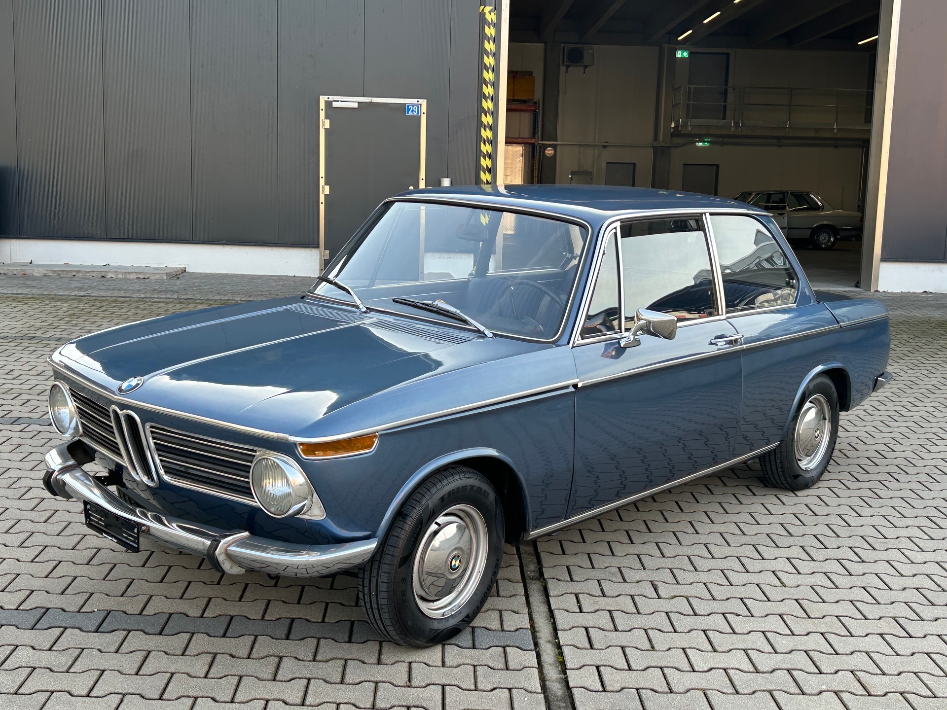 BMW 2002-showroom-element-2