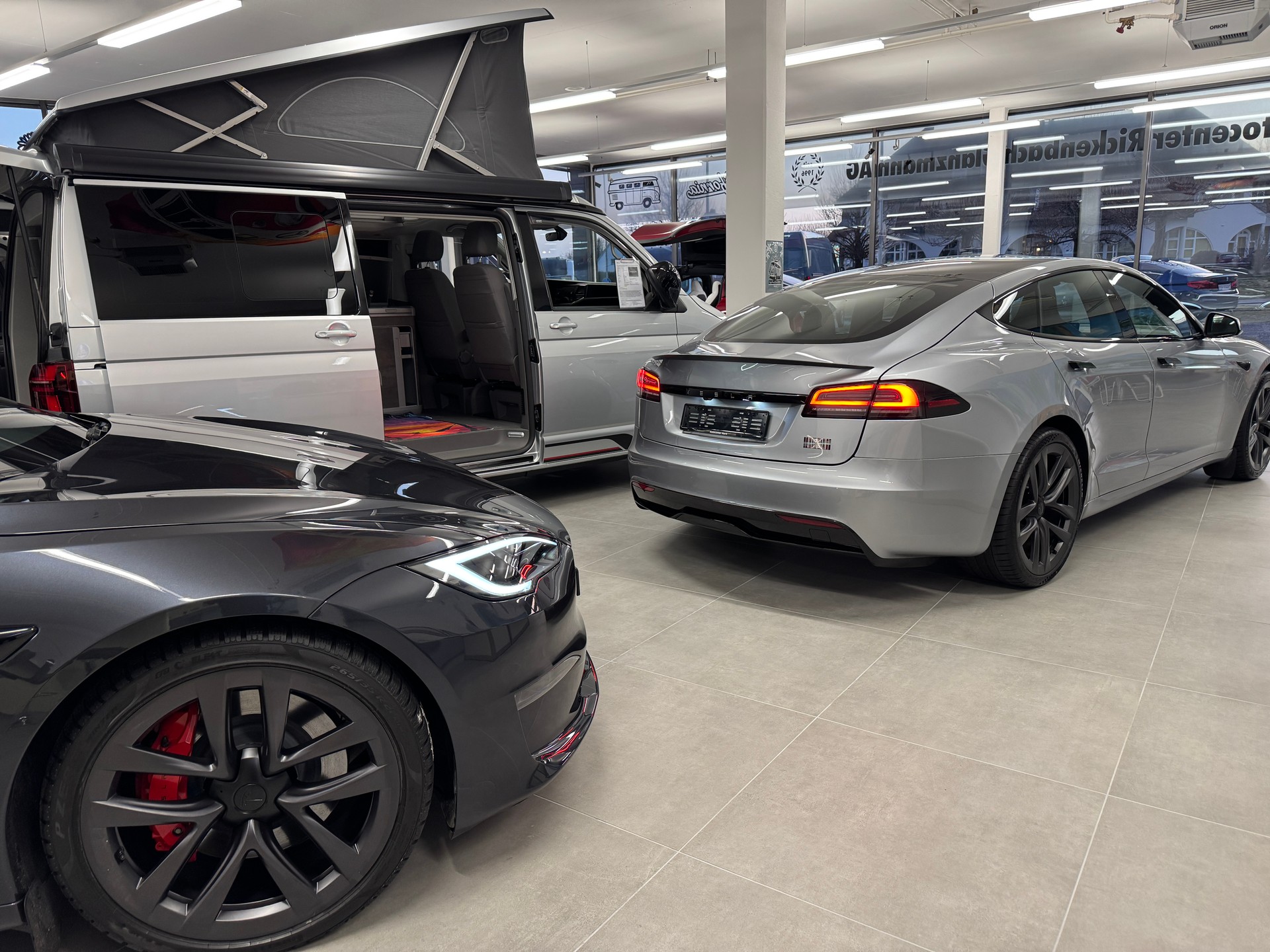 TESLA Model S 100 kWh Plaid *1267PS* 2025er Yoke Sportsitze CH Ausl. 21erAlu-showroom-element-2