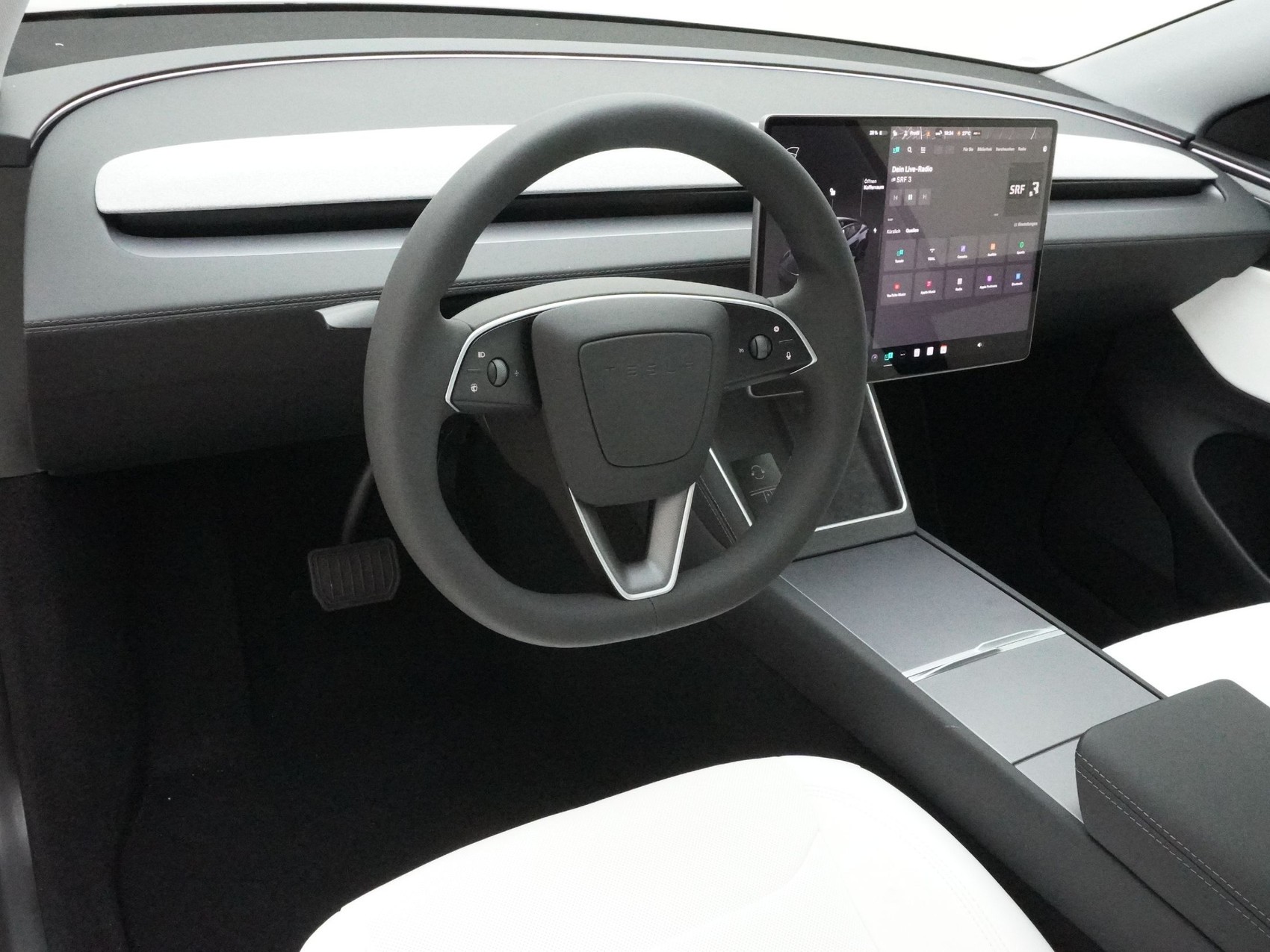 TESLA MODEL Y Long Range AWD-showroom-element-3
