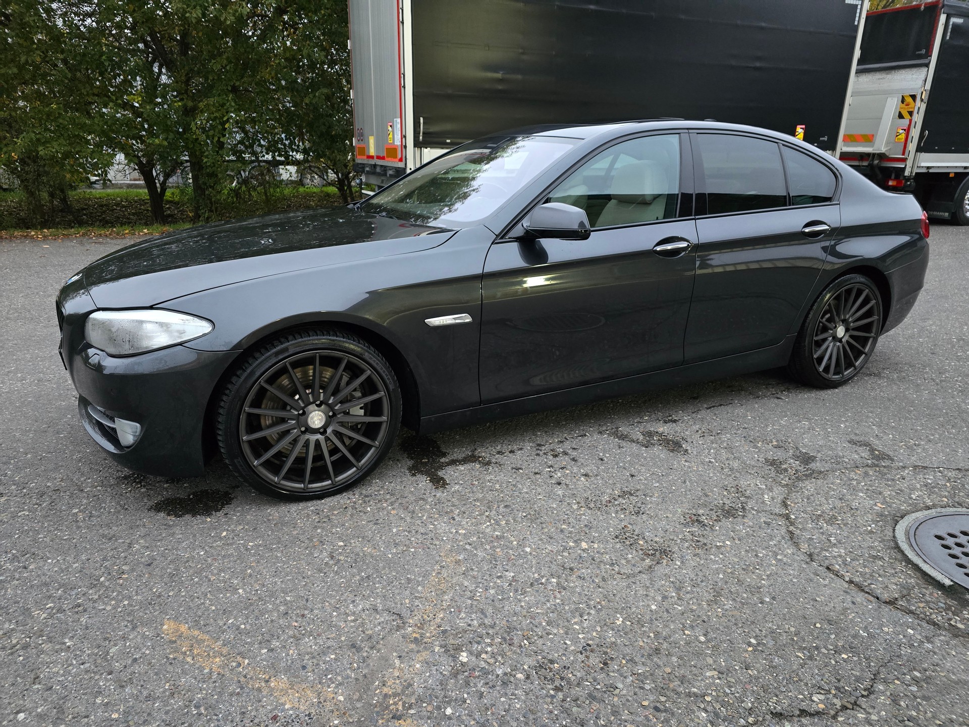 BMW 550i xDrive Steptronic-showroom-element-1