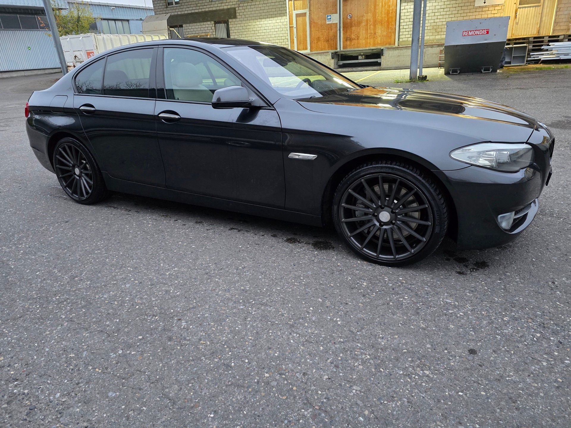 BMW 550i xDrive Steptronic-showroom-element-2