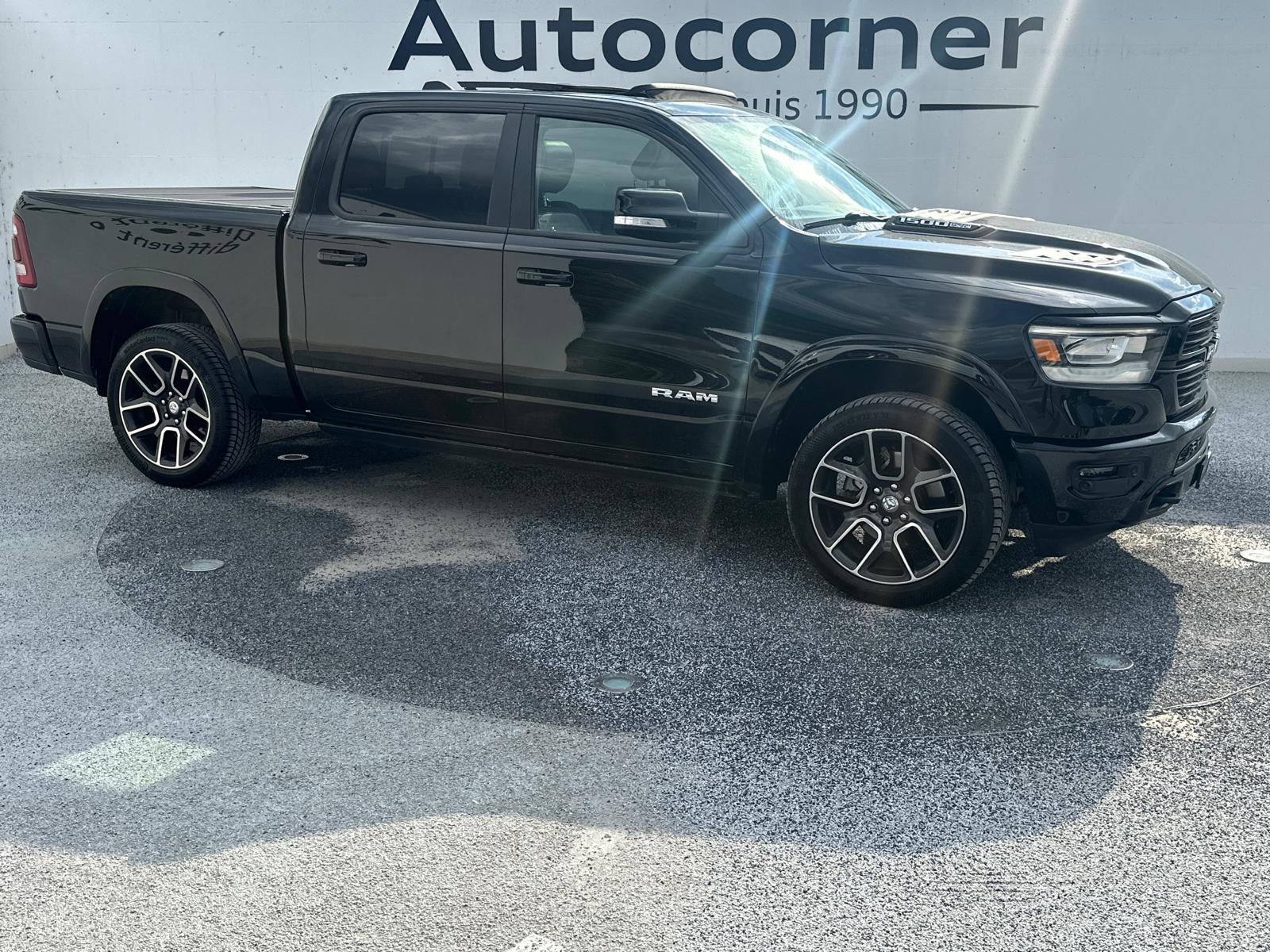 DODGE Crew Cab Laramie-showroom-element-1