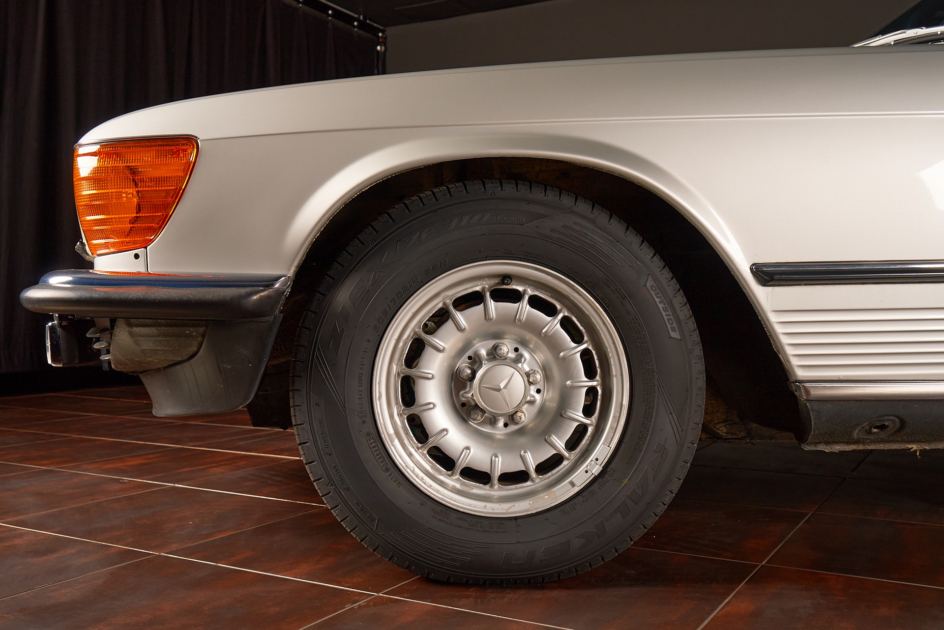 MERCEDES-BENZ SL 500 R107-showroom-element-1