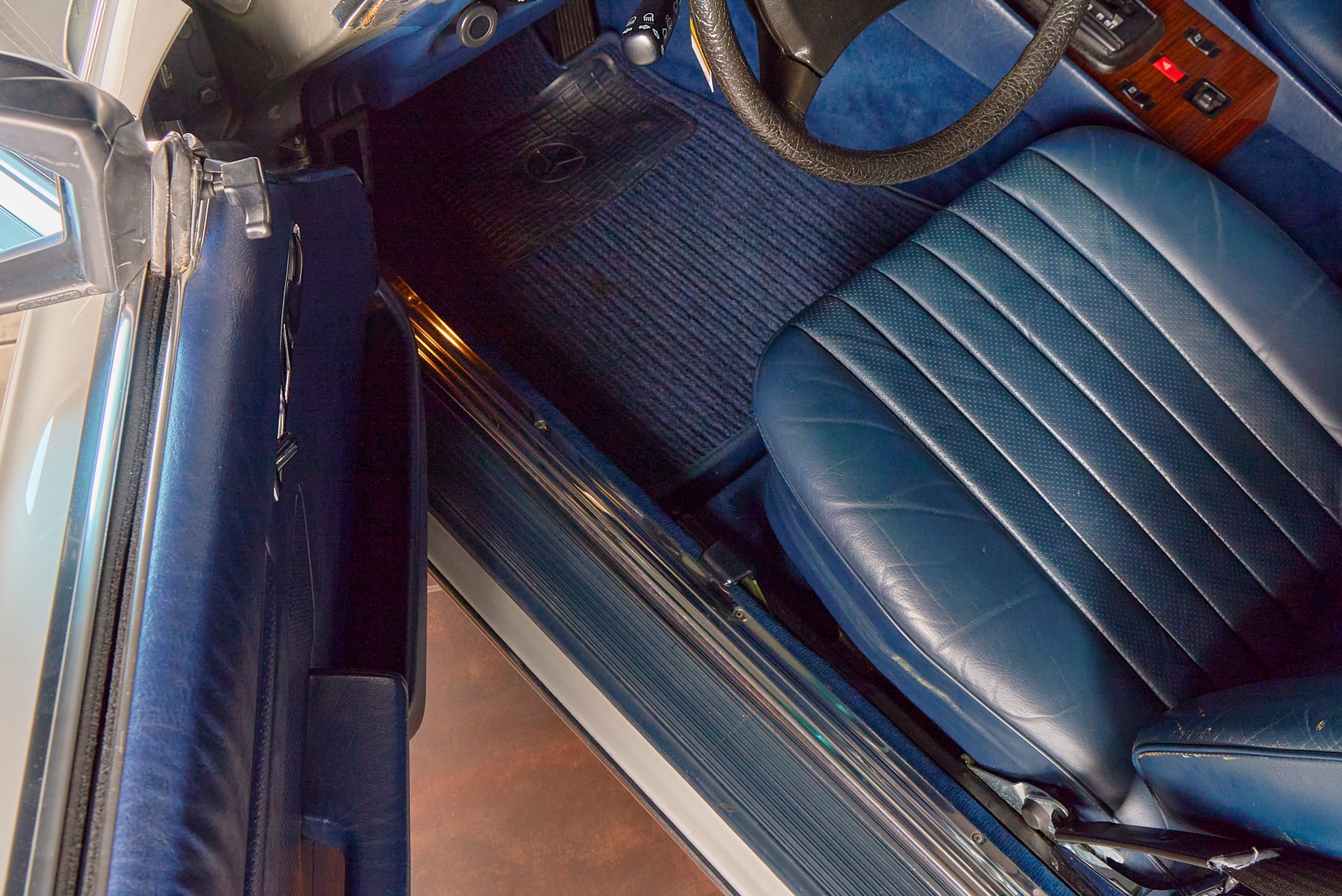 MERCEDES-BENZ SL 500 R107-showroom-element-3