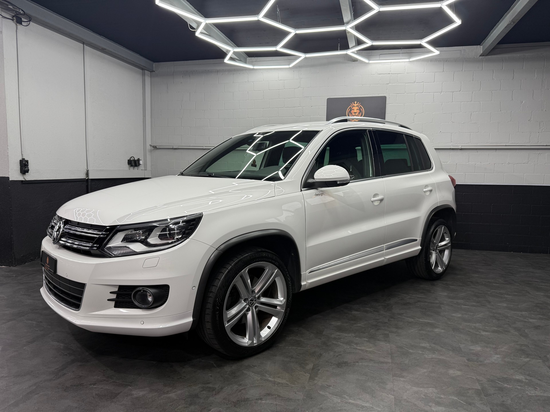 VW Tiguan 2.0 TDI BMT R-Line Design 4Motion DSG-showroom-element-2