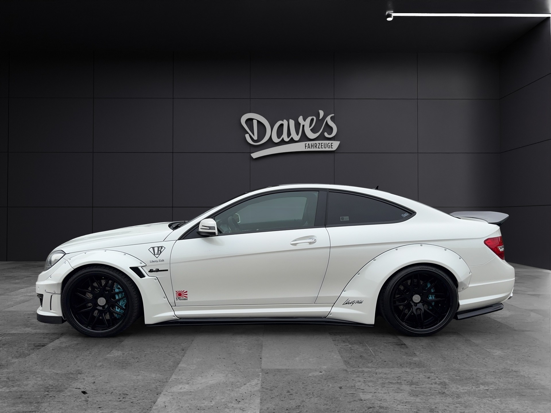 MERCEDES-BENZ *Liberty Walk* C 63 Coupé AMG Speedshift MCT-showroom-element-1