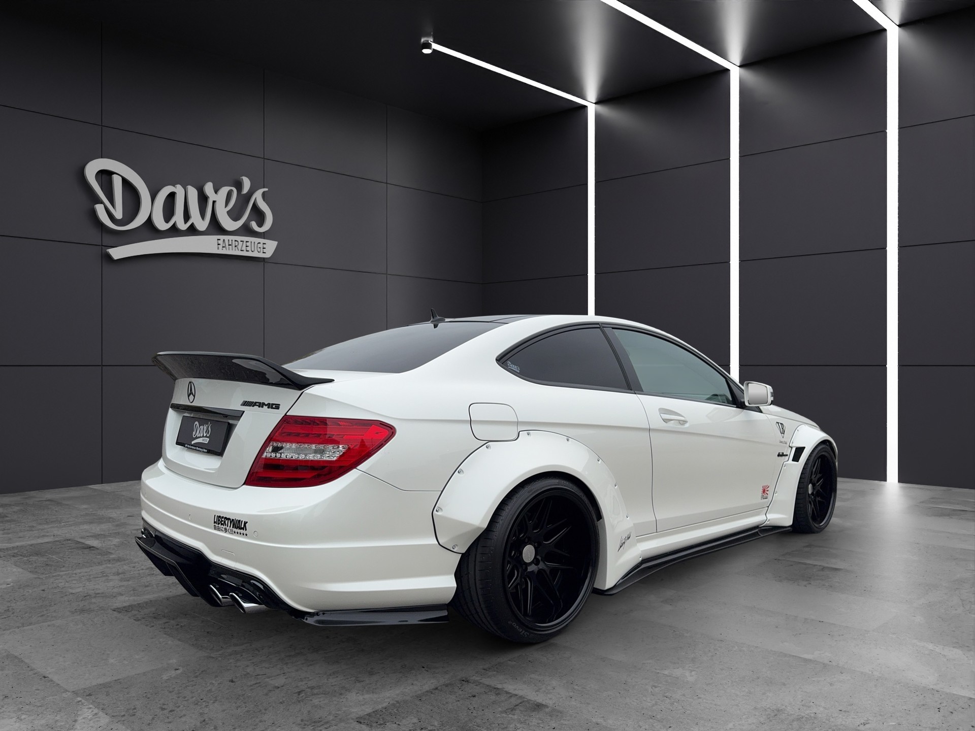 MERCEDES-BENZ *Liberty Walk* C 63 Coupé AMG Speedshift MCT-showroom-element-3