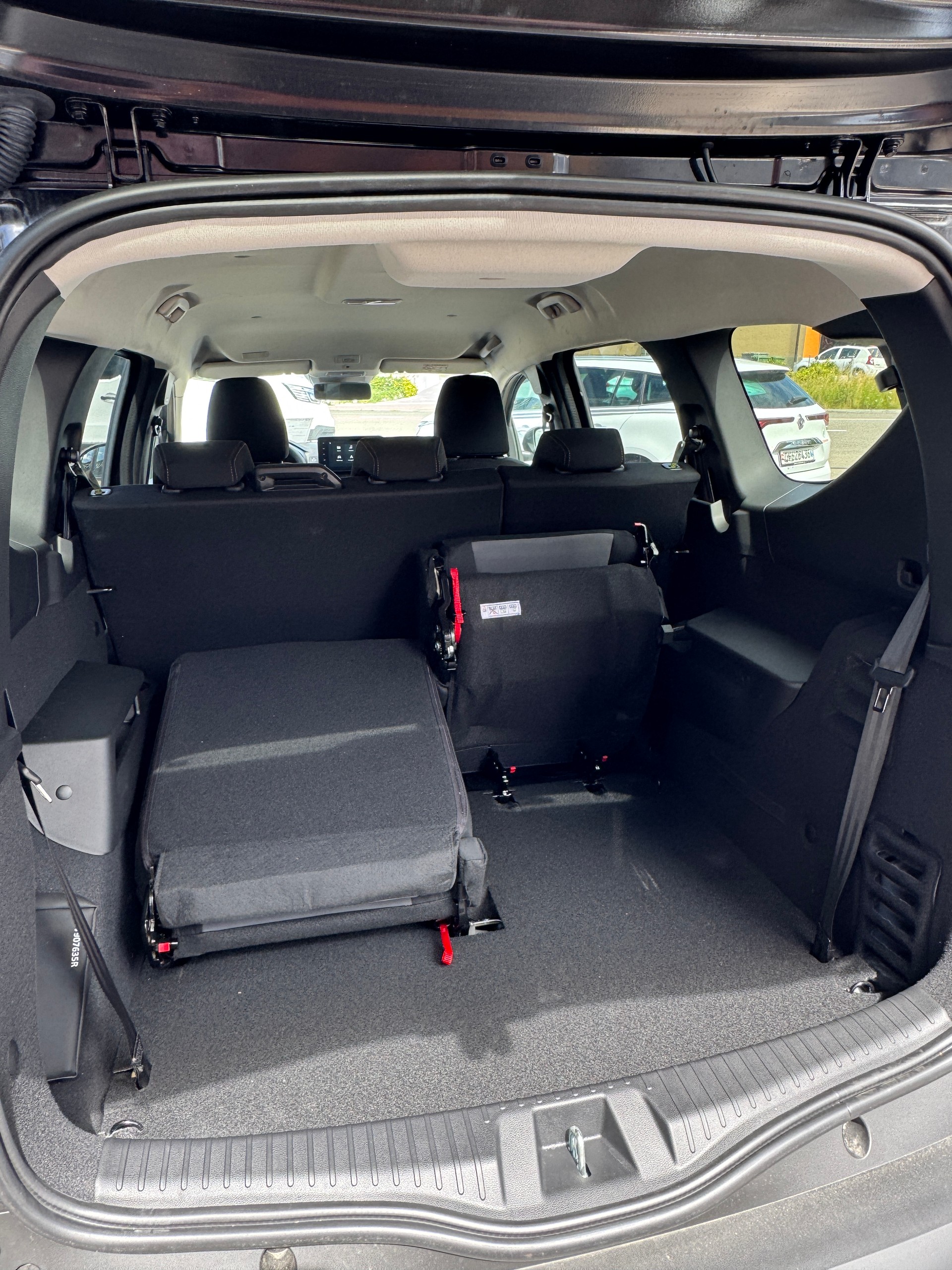 DACIA Jogger HEV 140 Extreme-showroom-element-3