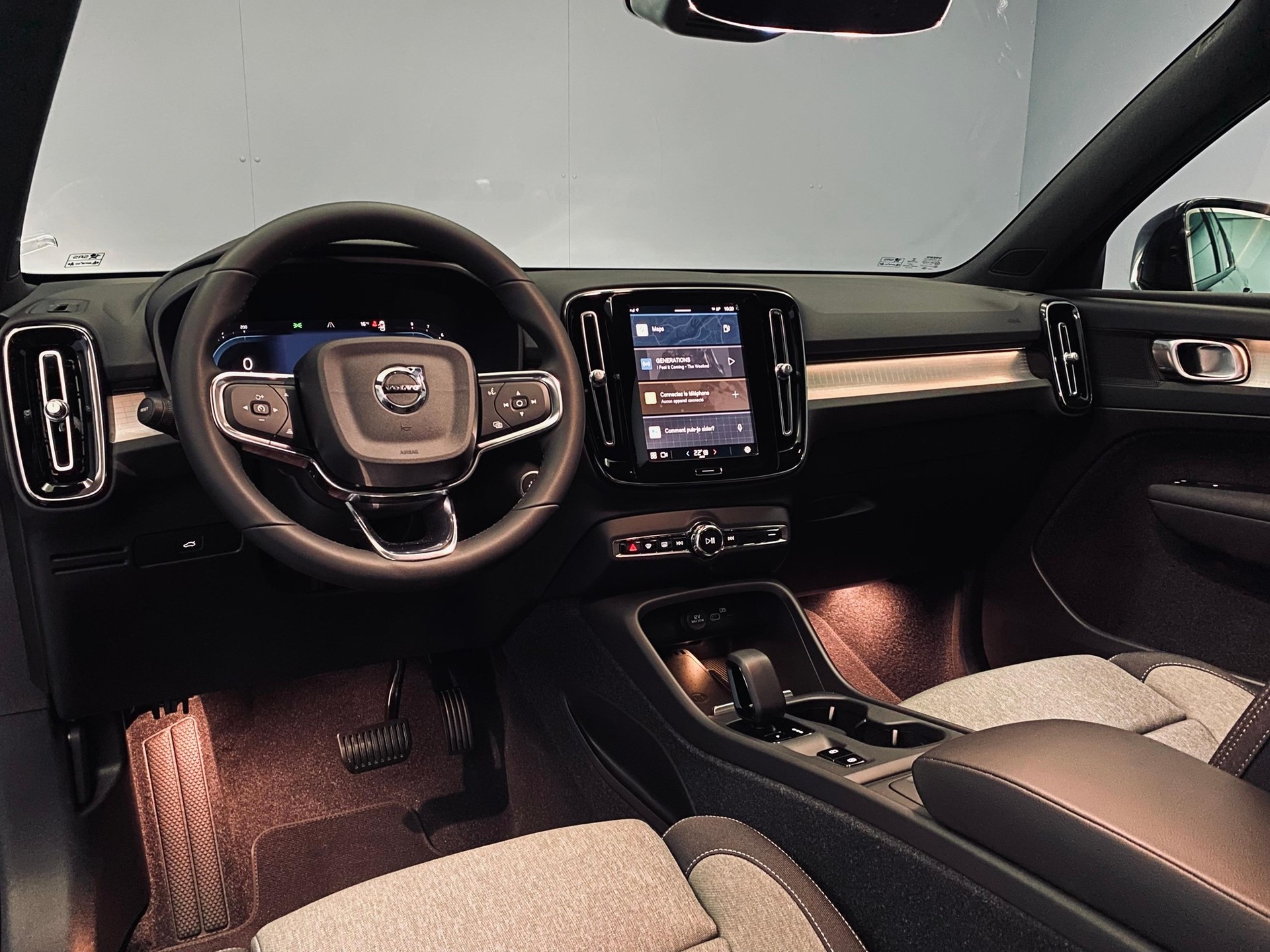 VOLVO XC40 2.0 B4 MH Momentum AWD-showroom-element-2