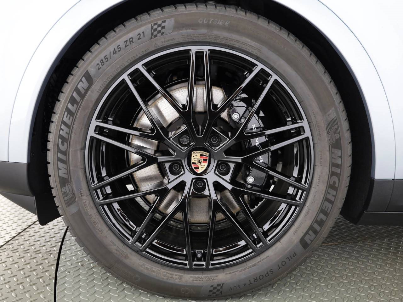 PORSCHE CAYENNE E-Hybrid-showroom-element-3