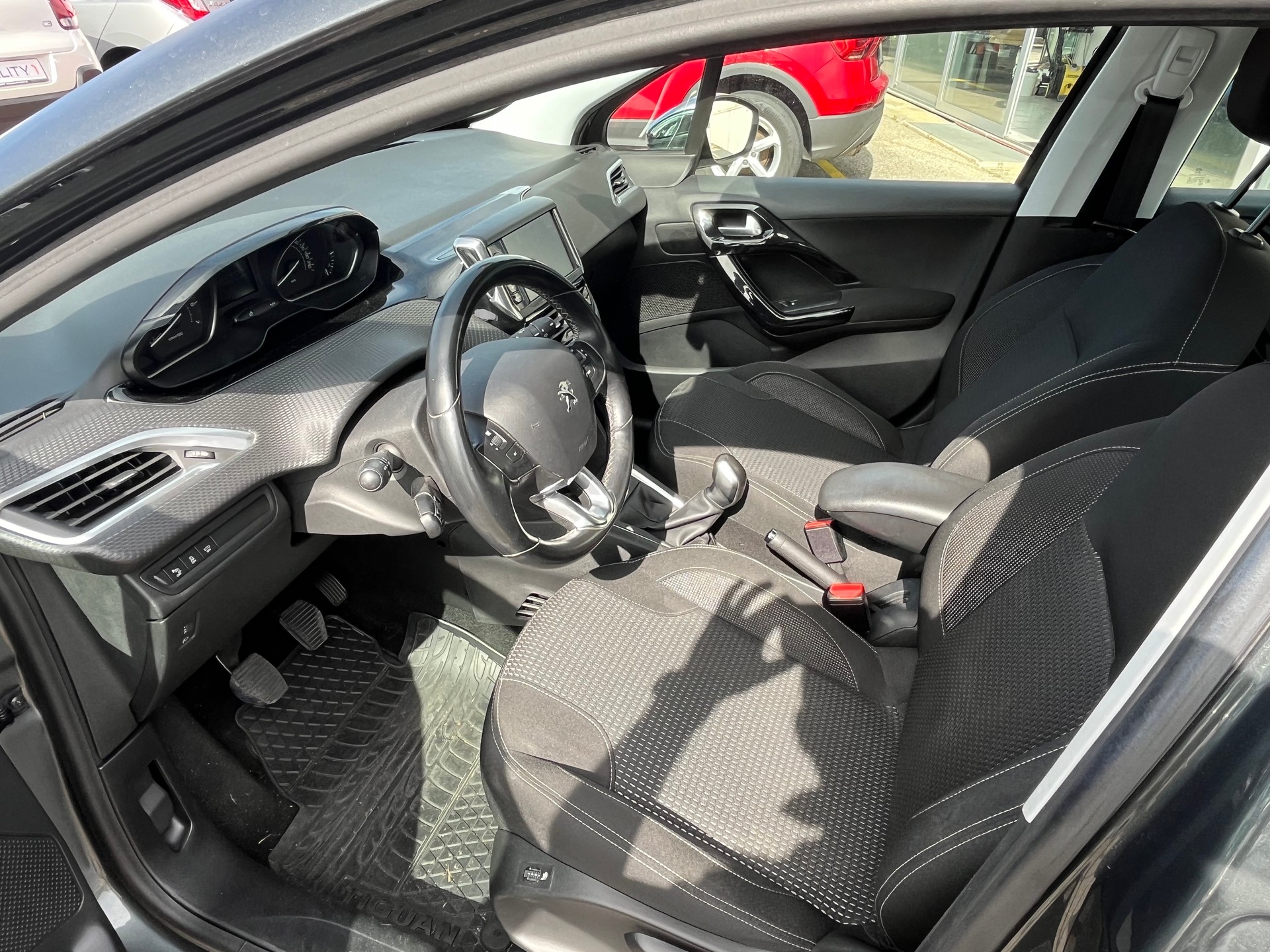 PEUGEOT 208 1.2 PureTech Allure-image-6